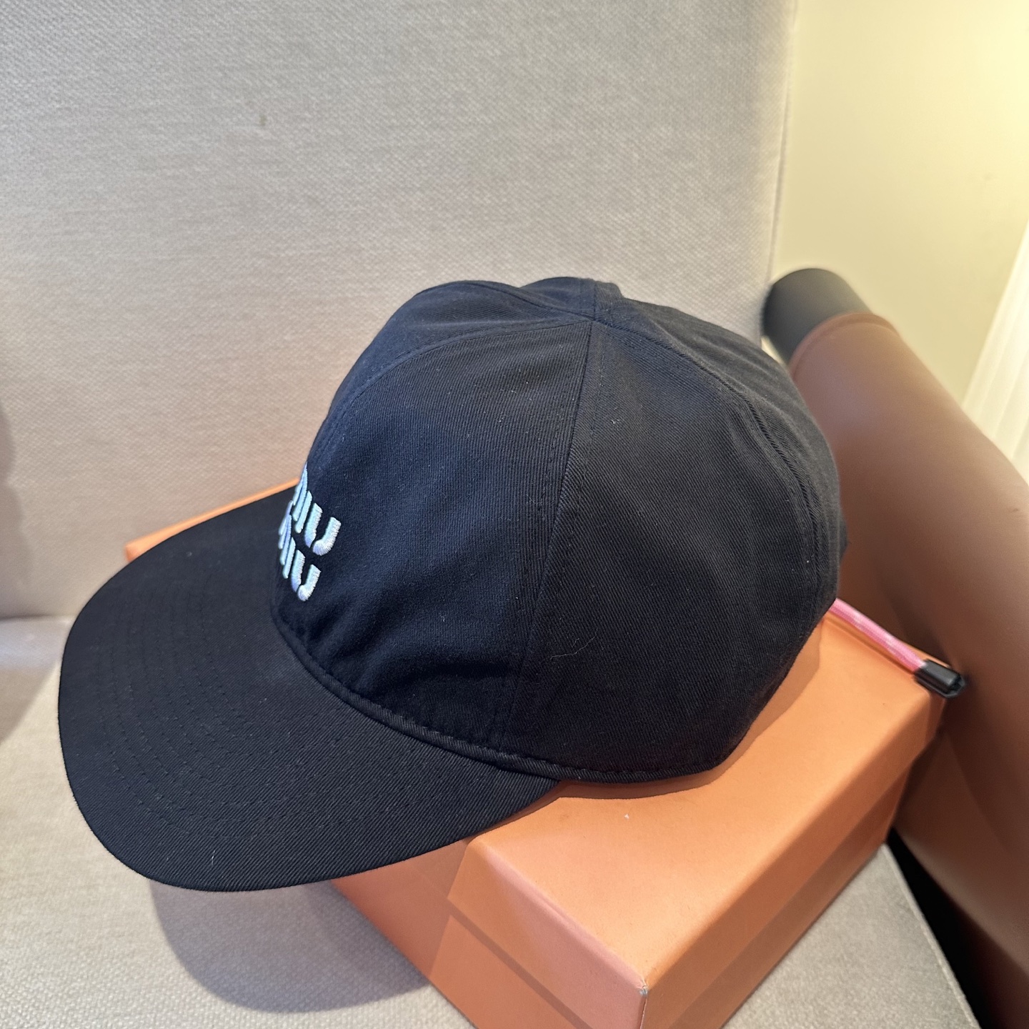 MiuMiu新款棒球帽帽子的版型很好，不管怎么搭配都好看，春夏look配饰😎