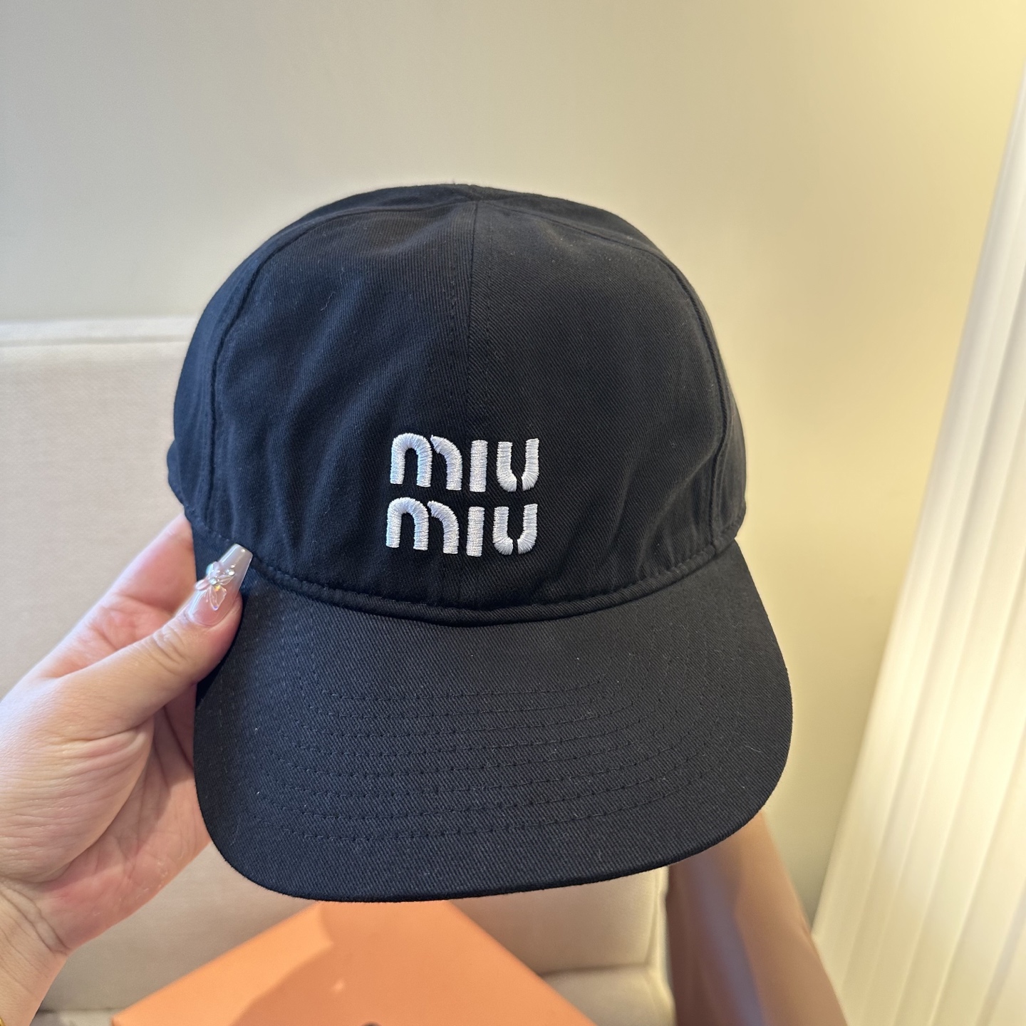 MiuMiu新款棒球帽帽子的版型很好，不管怎么搭配都好看，春夏look配饰😎