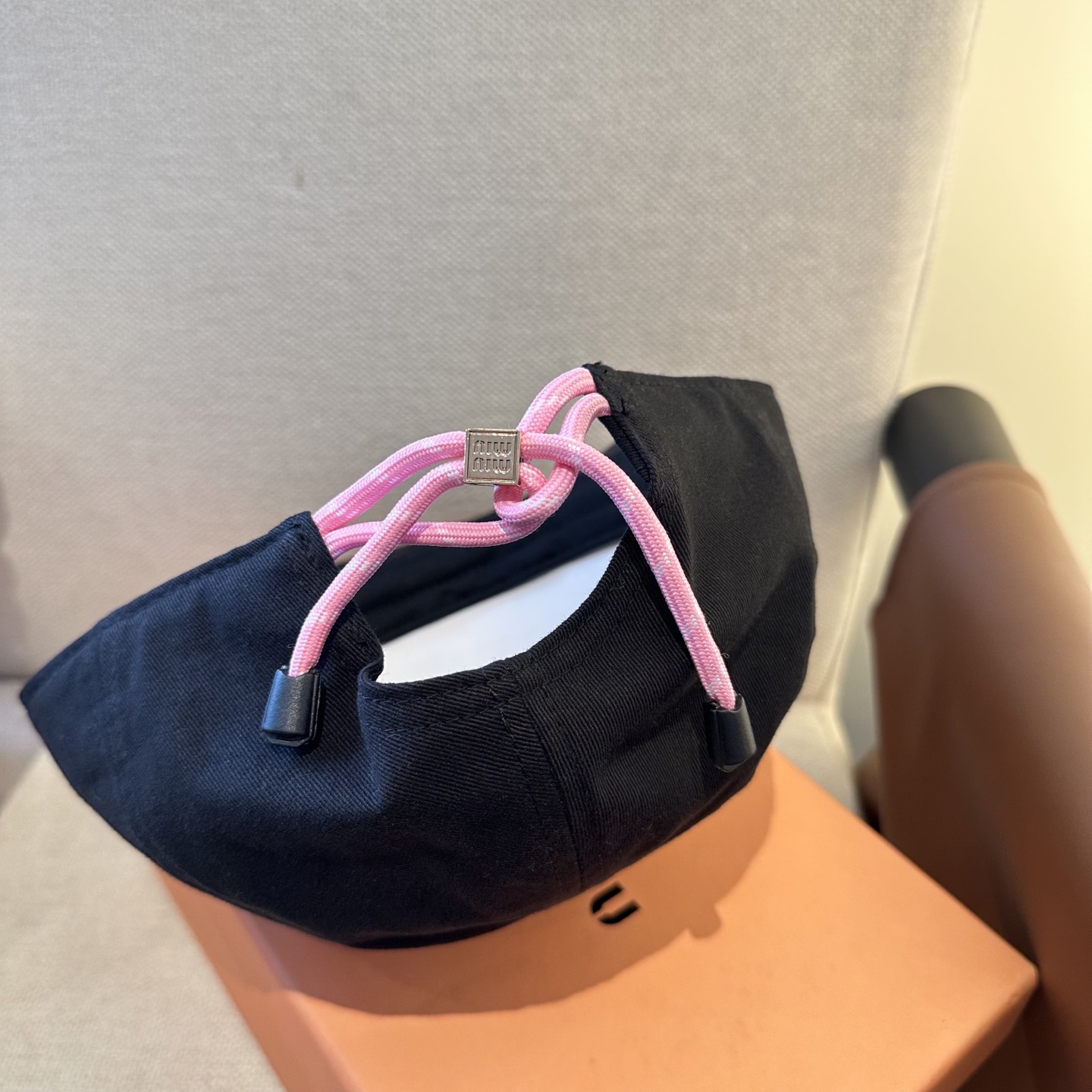 MiuMiu新款棒球帽帽子的版型很好，不管怎么搭配都好看，春夏look配饰😎