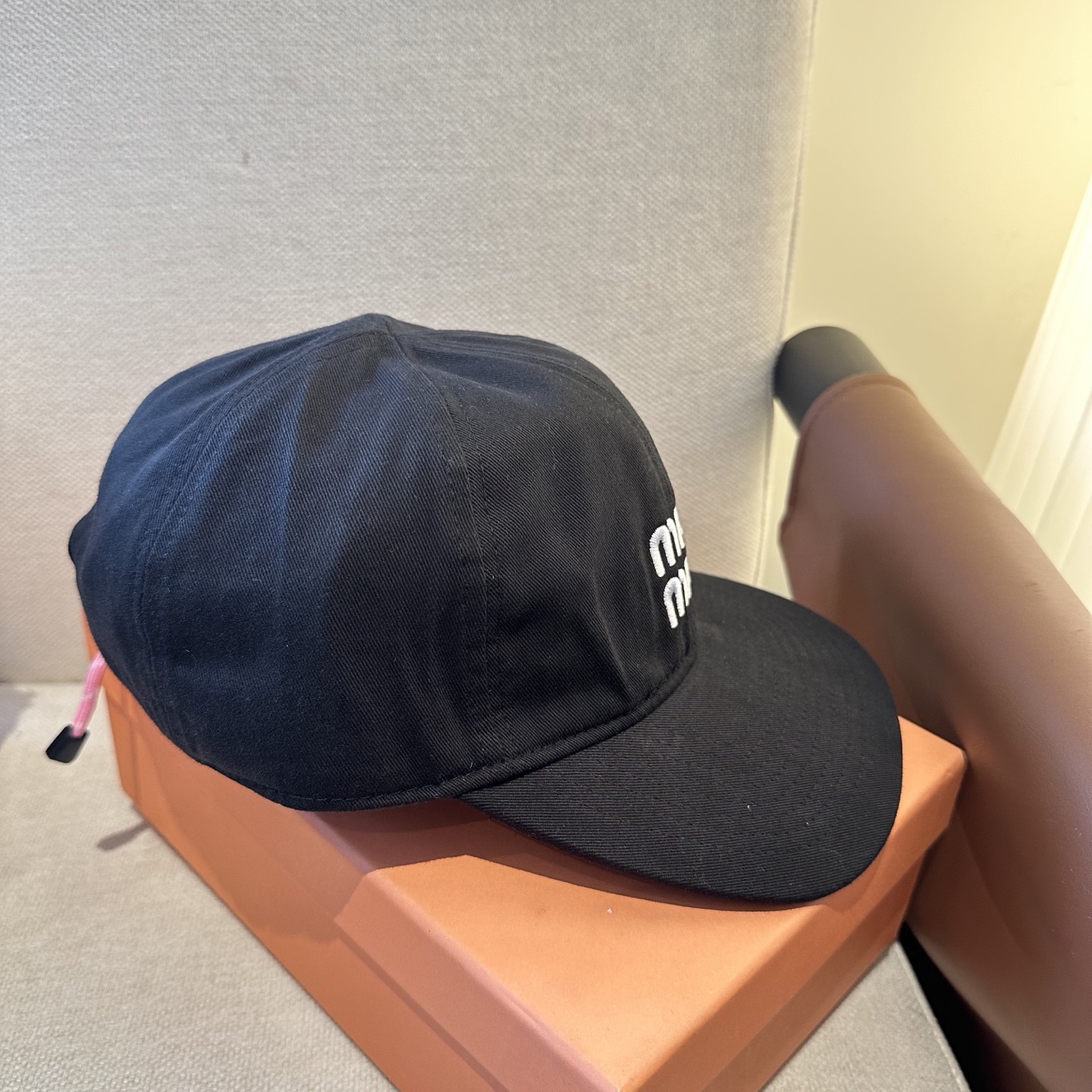 MiuMiu新款棒球帽帽子的版型很好，不管怎么搭配都好看，春夏look配饰😎