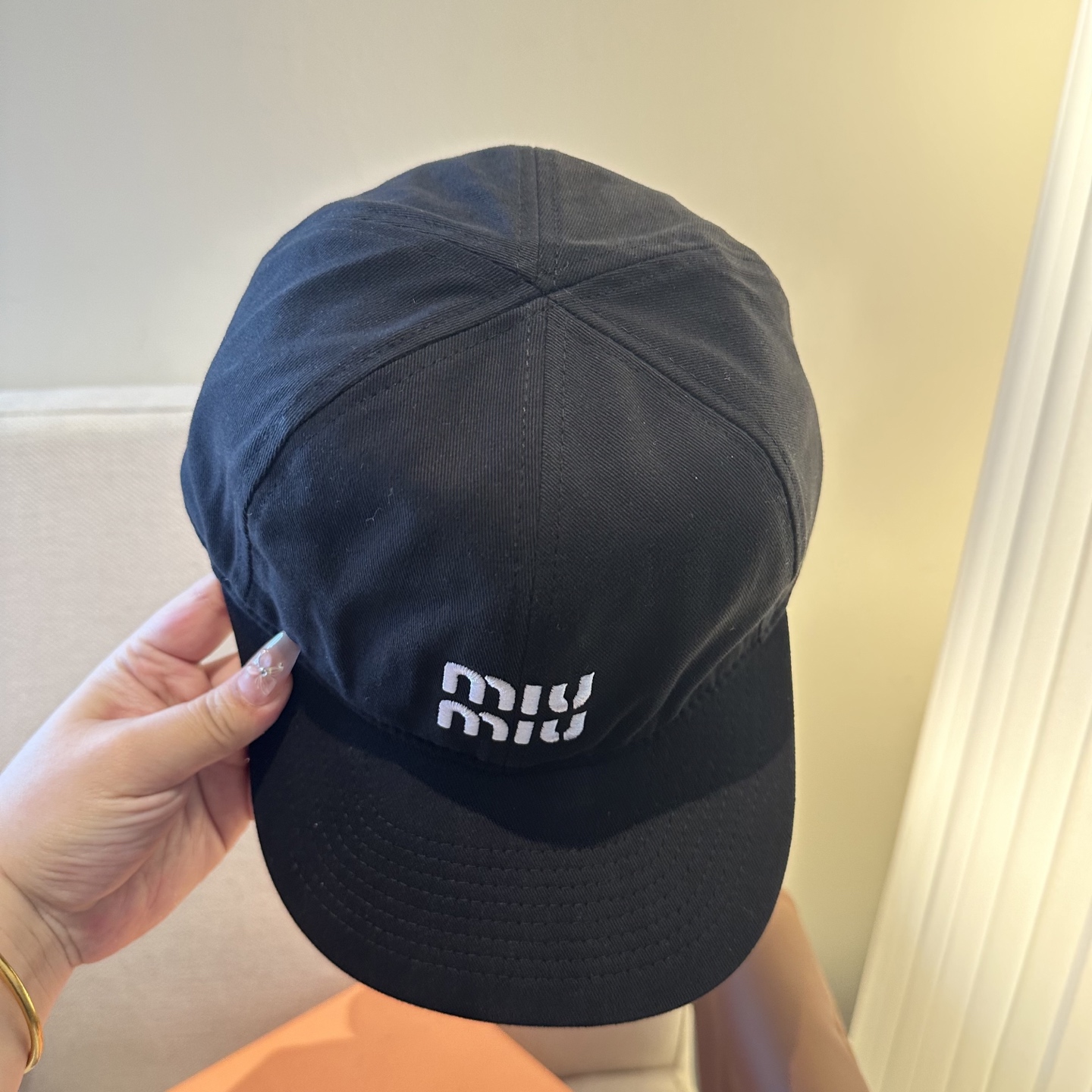 MiuMiu新款棒球帽帽子的版型很好，不管怎么搭配都好看，春夏look配饰😎