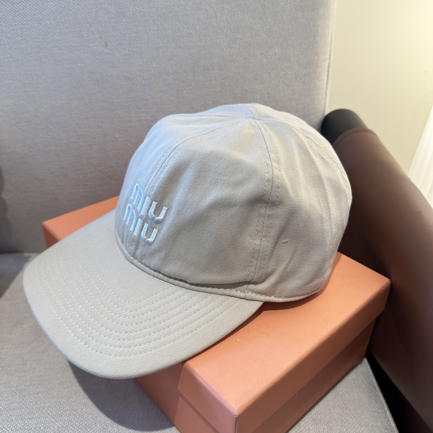 MiuMiu新款棒球帽帽子的版型很好，不管怎么搭配都好看，春夏look配饰😎