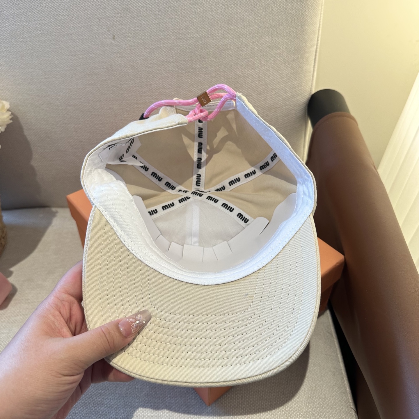 MiuMiu新款棒球帽帽子的版型很好，不管怎么搭配都好看，春夏look配饰😎