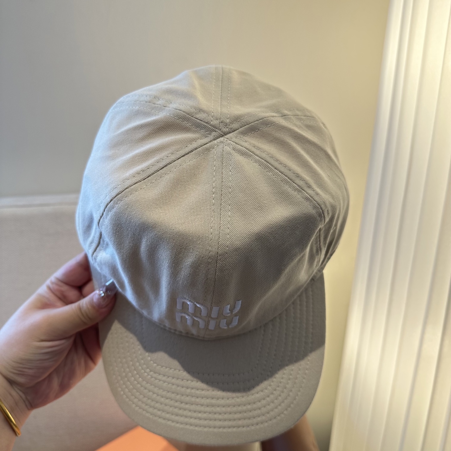 MiuMiu新款棒球帽帽子的版型很好，不管怎么搭配都好看，春夏look配饰😎