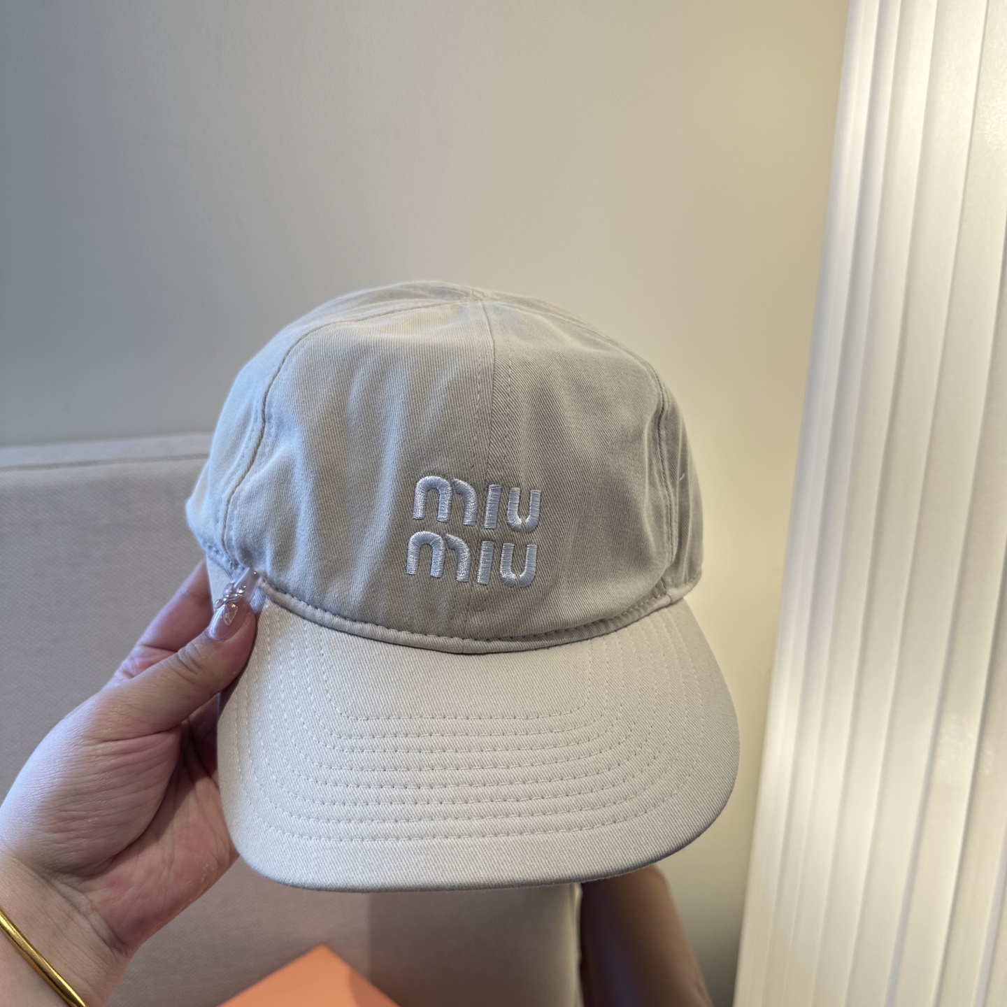 MiuMiu新款棒球帽帽子的版型很好，不管怎么搭配都好看，春夏look配饰😎