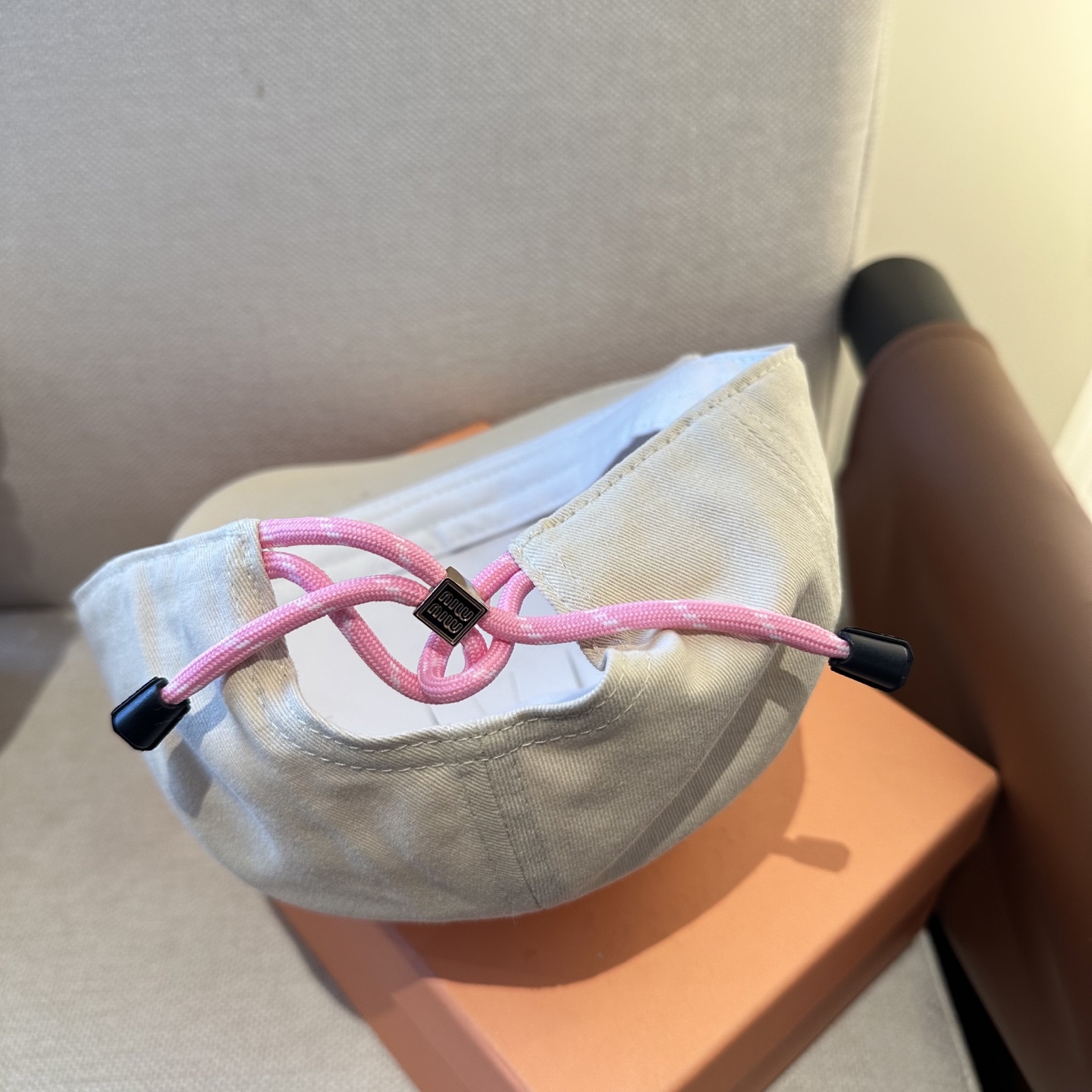 MiuMiu新款棒球帽帽子的版型很好，不管怎么搭配都好看，春夏look配饰😎