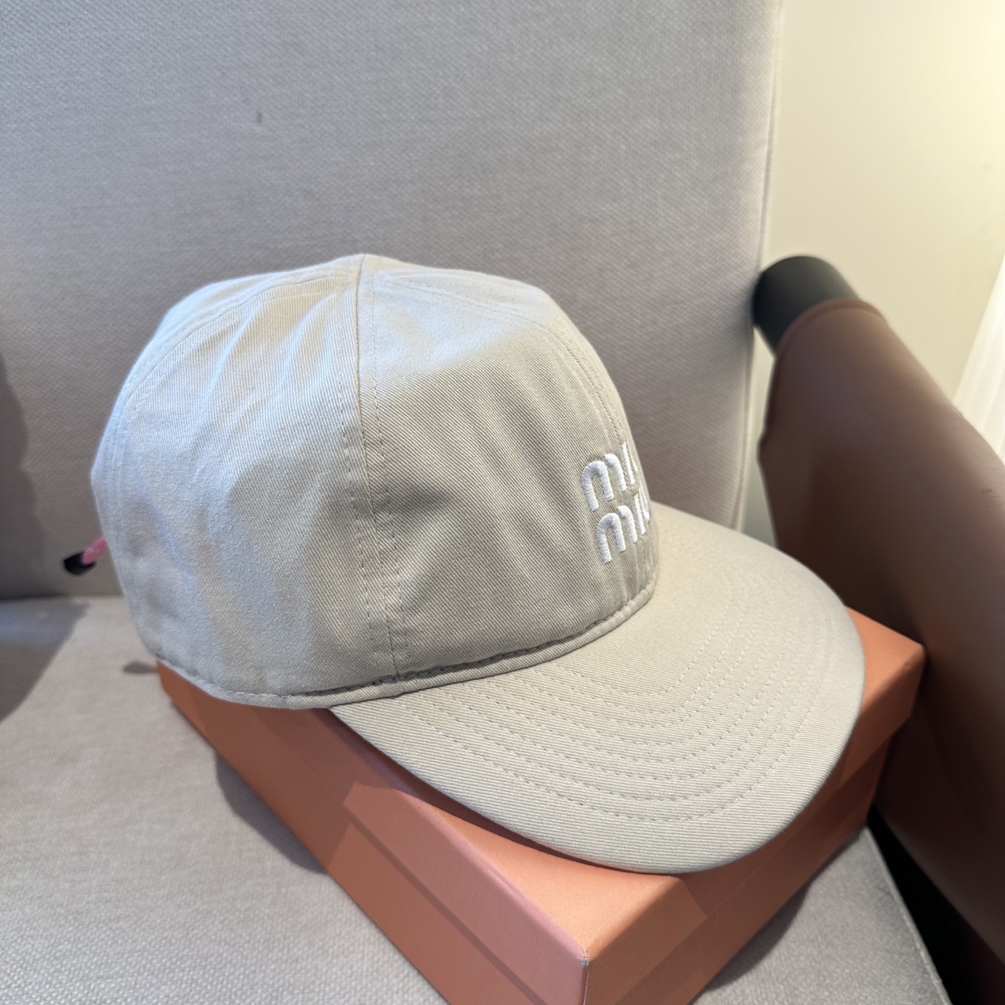 MiuMiu新款棒球帽帽子的版型很好，不管怎么搭配都好看，春夏look配饰😎