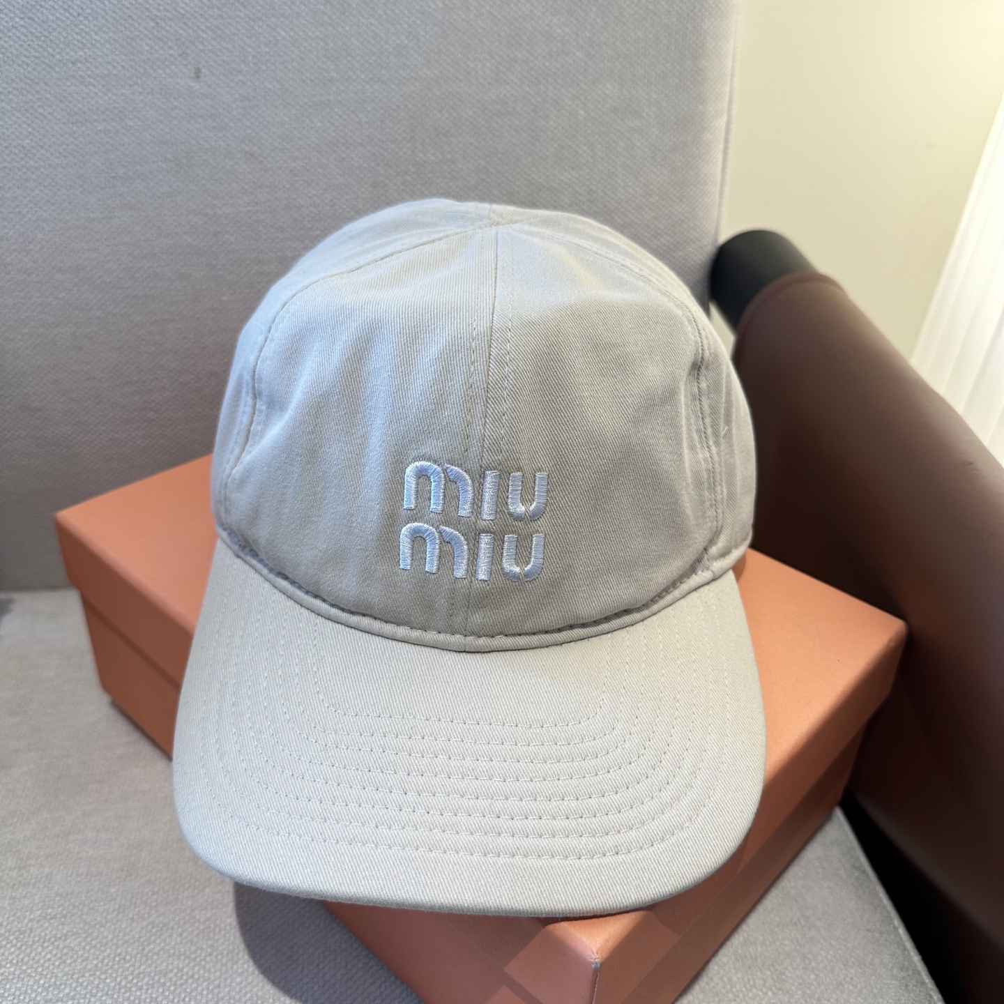 MiuMiu新款棒球帽帽子的版型很好，不管怎么搭配都好看，春夏look配饰😎