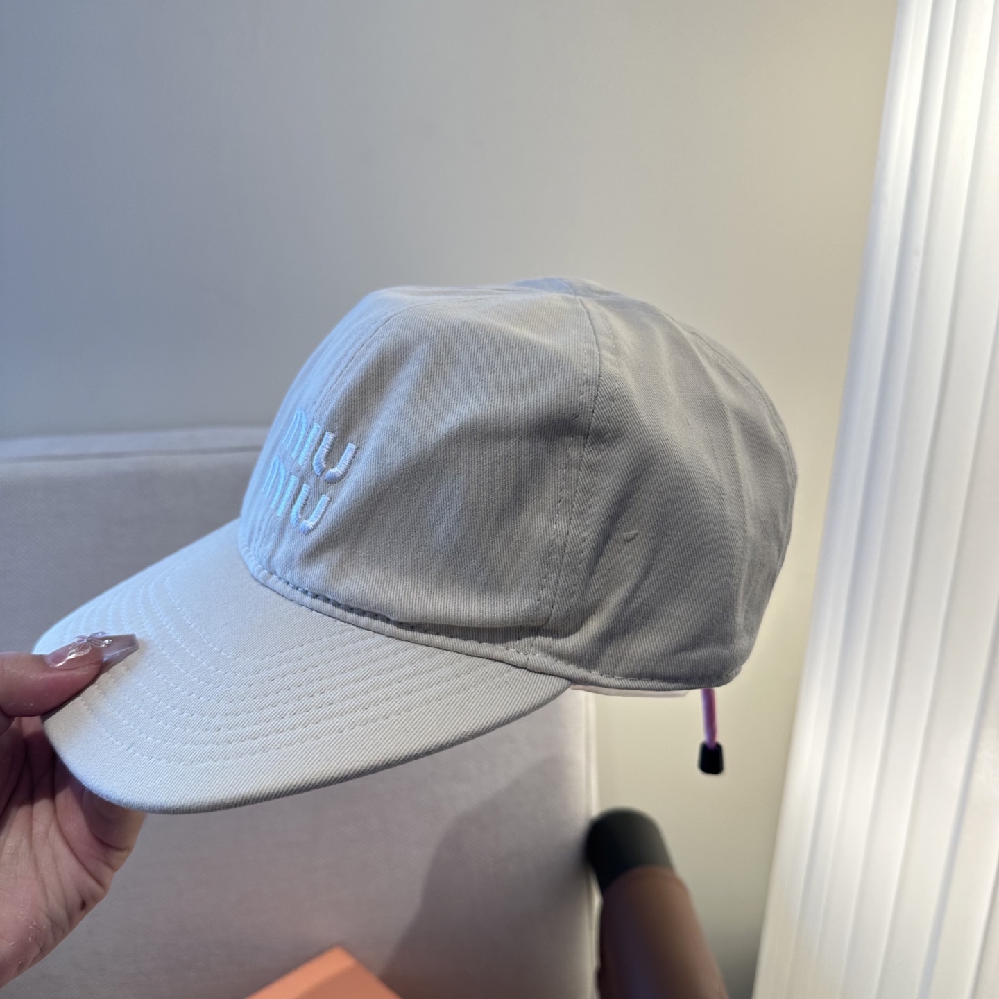 MiuMiu新款棒球帽帽子的版型很好，不管怎么搭配都好看，春夏look配饰😎