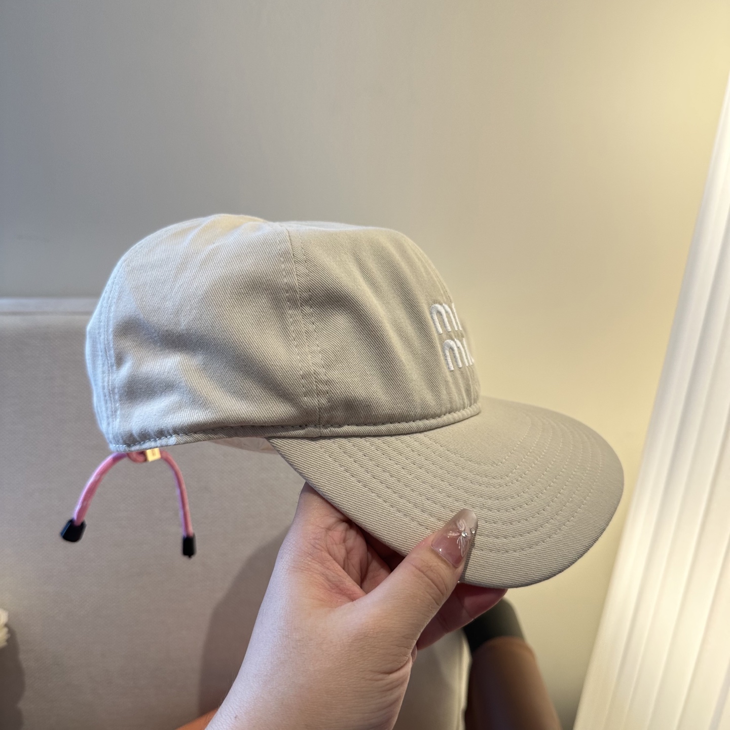 MiuMiu新款棒球帽帽子的版型很好，不管怎么搭配都好看，春夏look配饰😎