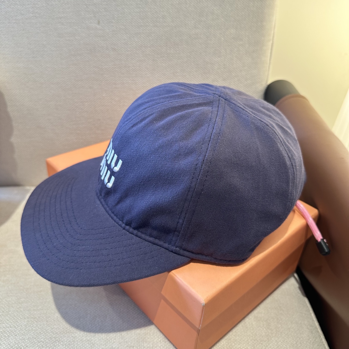 MiuMiu新款棒球帽帽子的版型很好，不管怎么搭配都好看，春夏look配饰😎