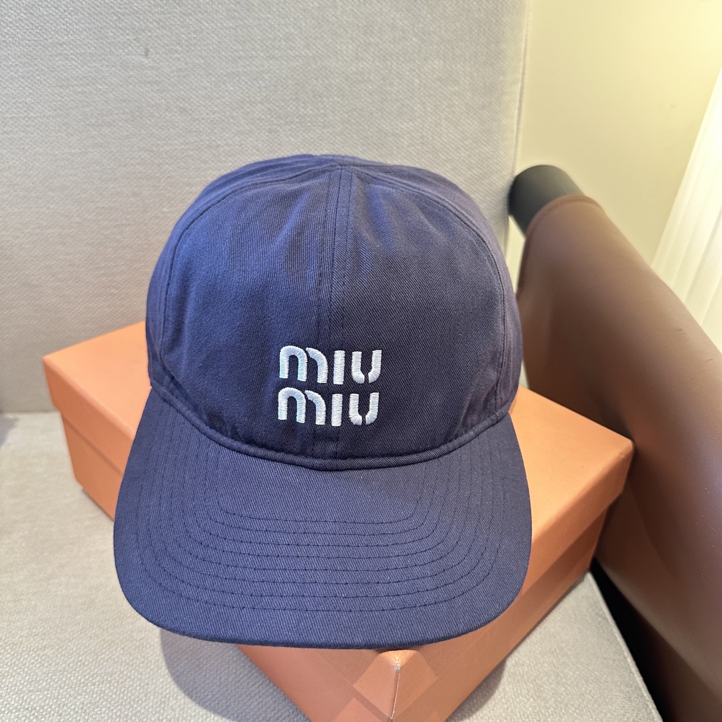 MiuMiu新款棒球帽帽子的版型很好，不管怎么搭配都好看，春夏look配饰😎