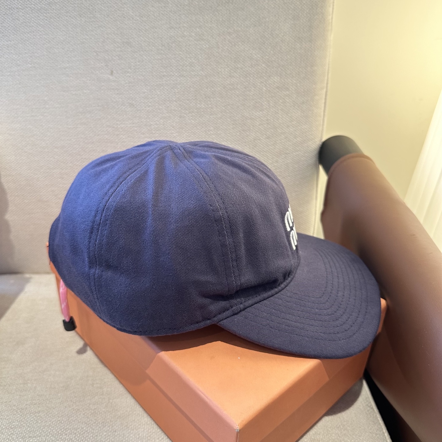 MiuMiu新款棒球帽帽子的版型很好，不管怎么搭配都好看，春夏look配饰😎