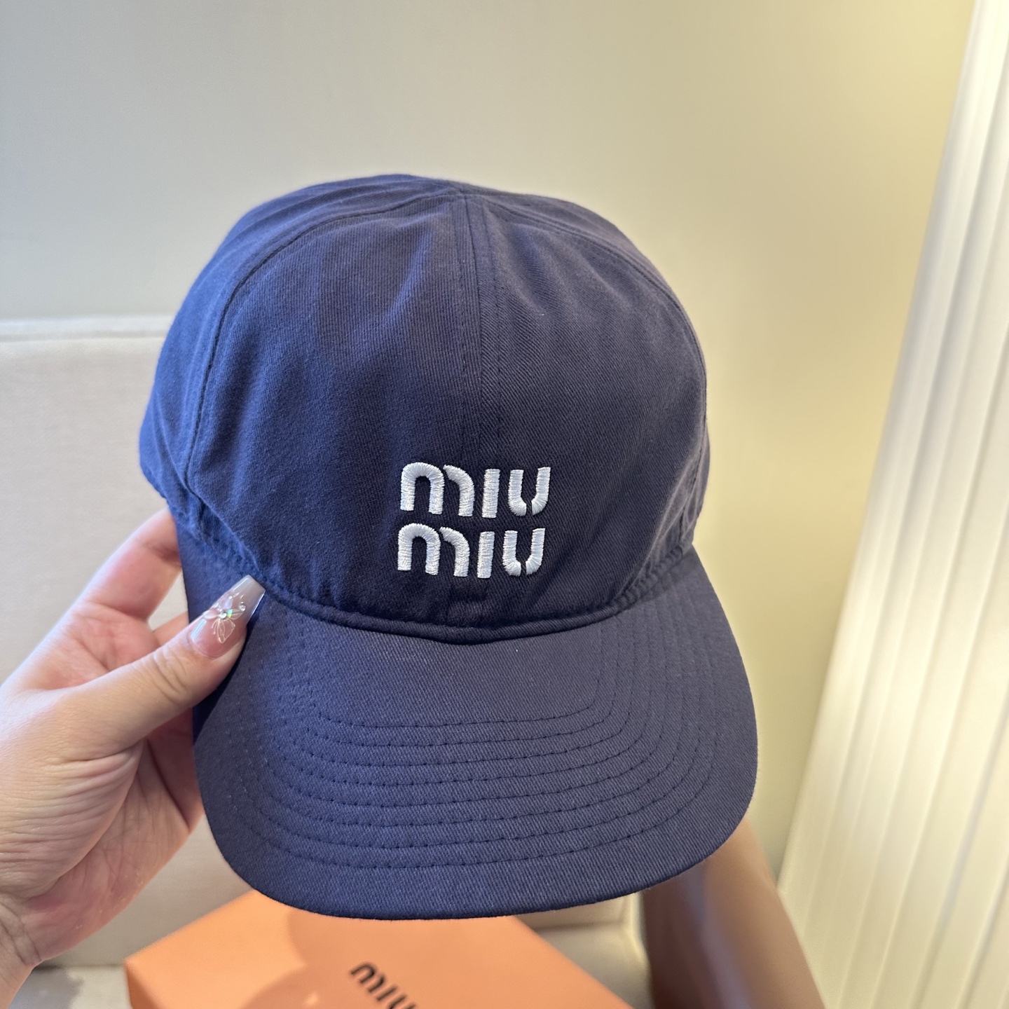 MiuMiu新款棒球帽帽子的版型很好，不管怎么搭配都好看，春夏look配饰😎