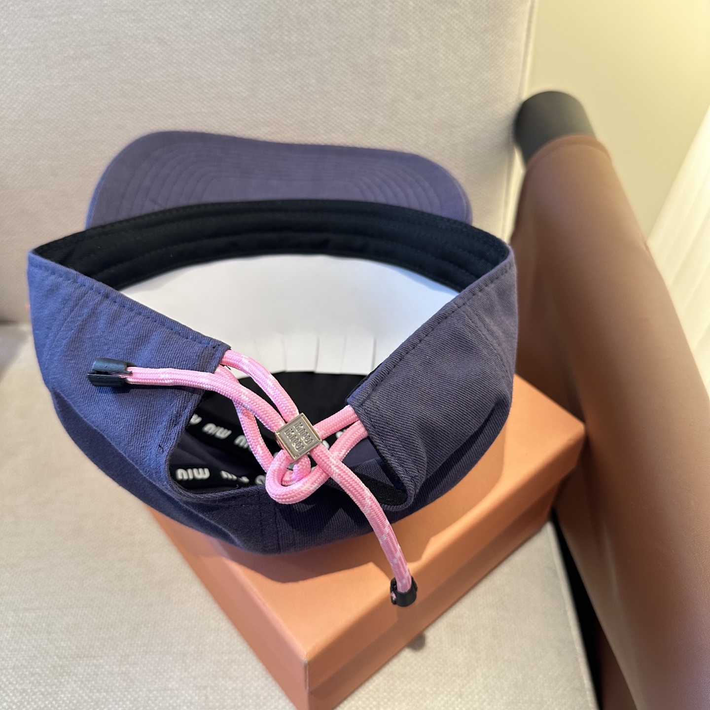 MiuMiu新款棒球帽帽子的版型很好，不管怎么搭配都好看，春夏look配饰😎