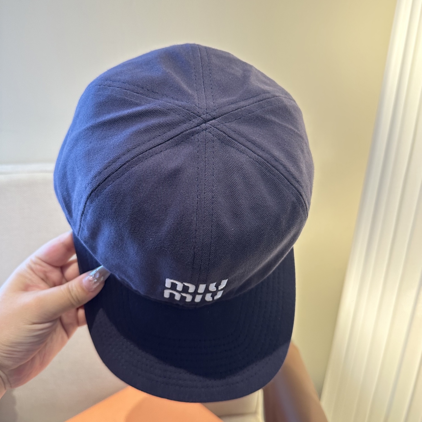 MiuMiu新款棒球帽帽子的版型很好，不管怎么搭配都好看，春夏look配饰😎