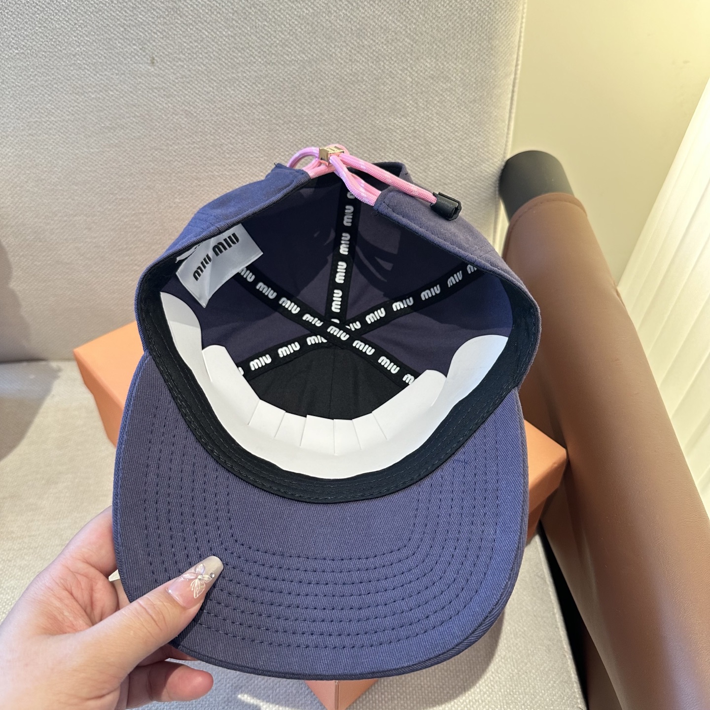 MiuMiu新款棒球帽帽子的版型很好，不管怎么搭配都好看，春夏look配饰😎
