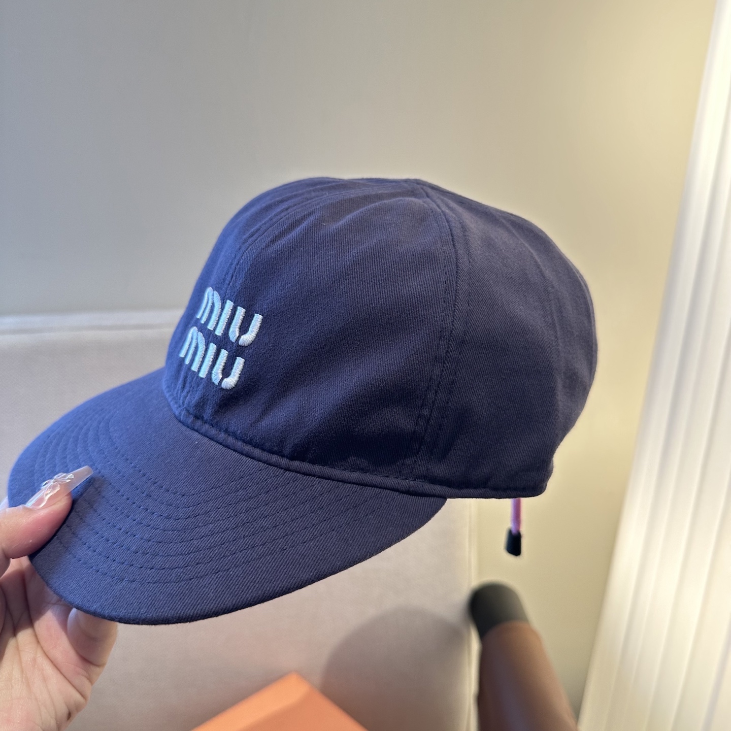 MiuMiu新款棒球帽帽子的版型很好，不管怎么搭配都好看，春夏look配饰😎