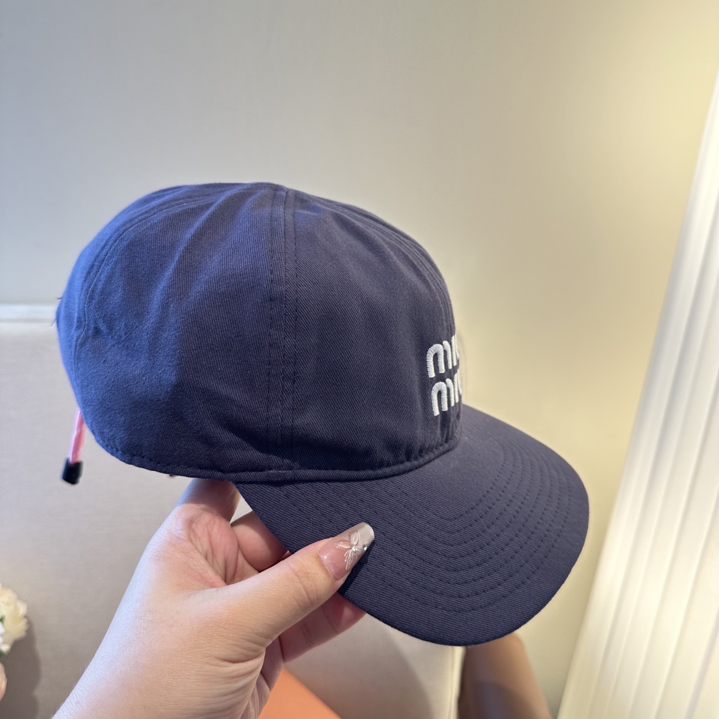 MiuMiu新款棒球帽帽子的版型很好，不管怎么搭配都好看，春夏look配饰😎