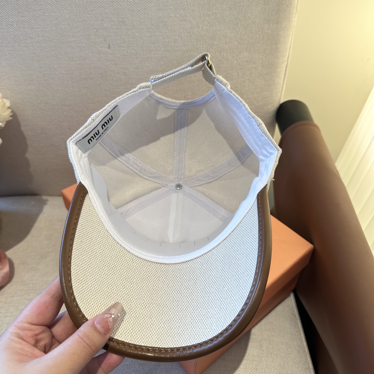 MiuMiu新款棒球帽帽子的版型很好，不管怎么搭配都好看，春夏look配饰😎