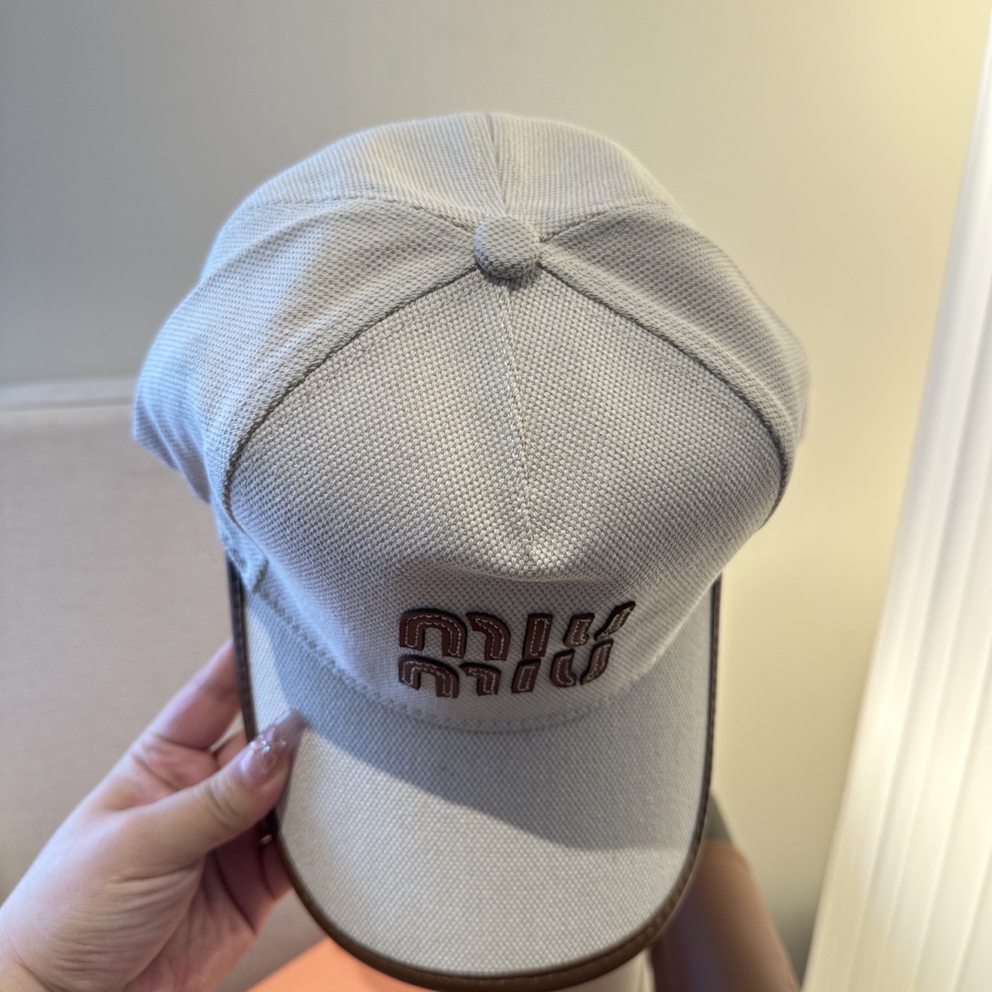 MiuMiu新款棒球帽帽子的版型很好，不管怎么搭配都好看，春夏look配饰😎