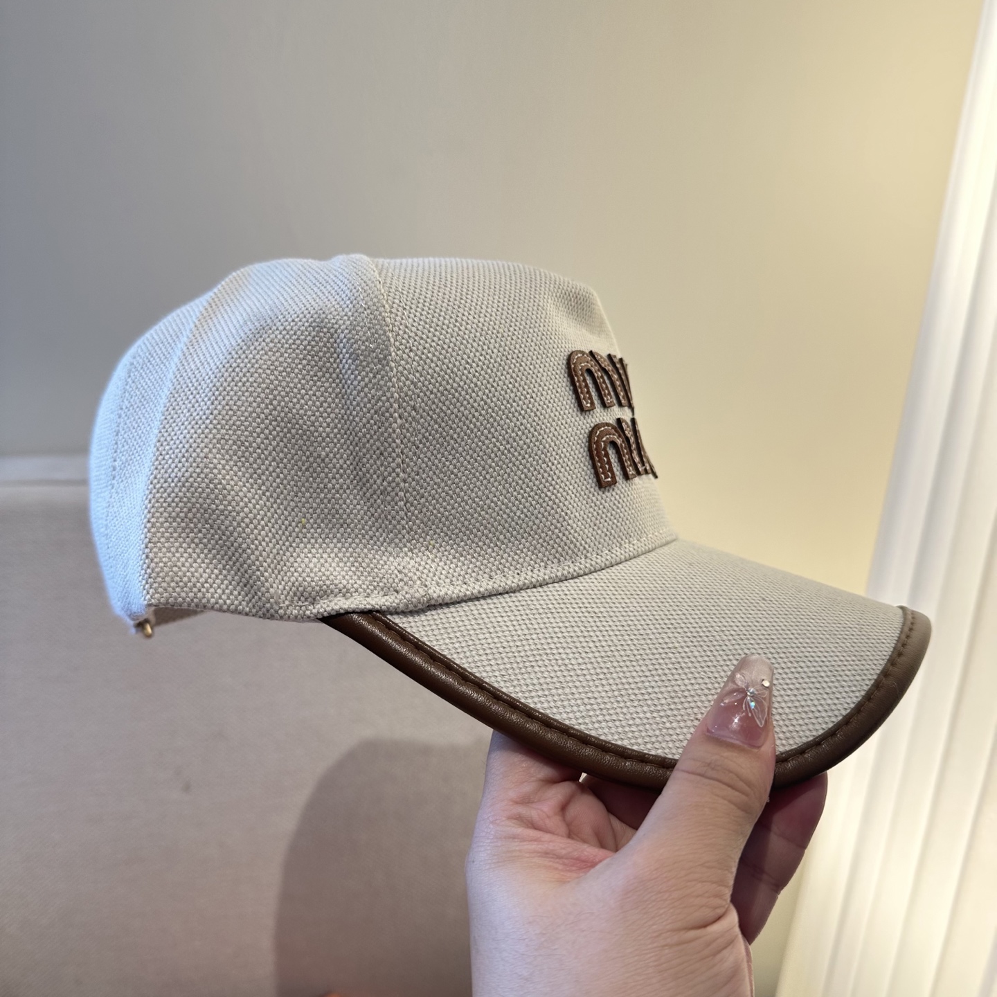 MiuMiu新款棒球帽帽子的版型很好，不管怎么搭配都好看，春夏look配饰😎