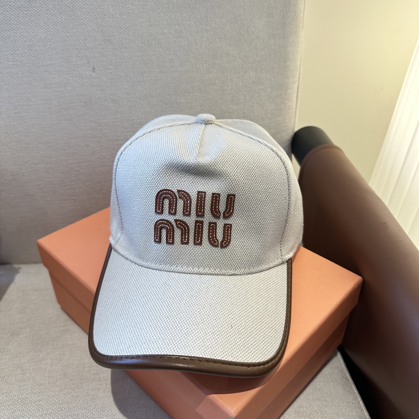 MiuMiu新款棒球帽帽子的版型很好，不管怎么搭配都好看，春夏look配饰😎