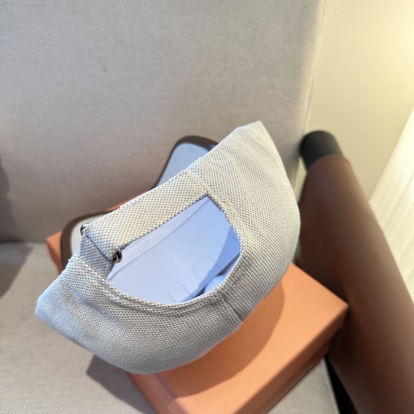 MiuMiu新款棒球帽帽子的版型很好，不管怎么搭配都好看，春夏look配饰😎