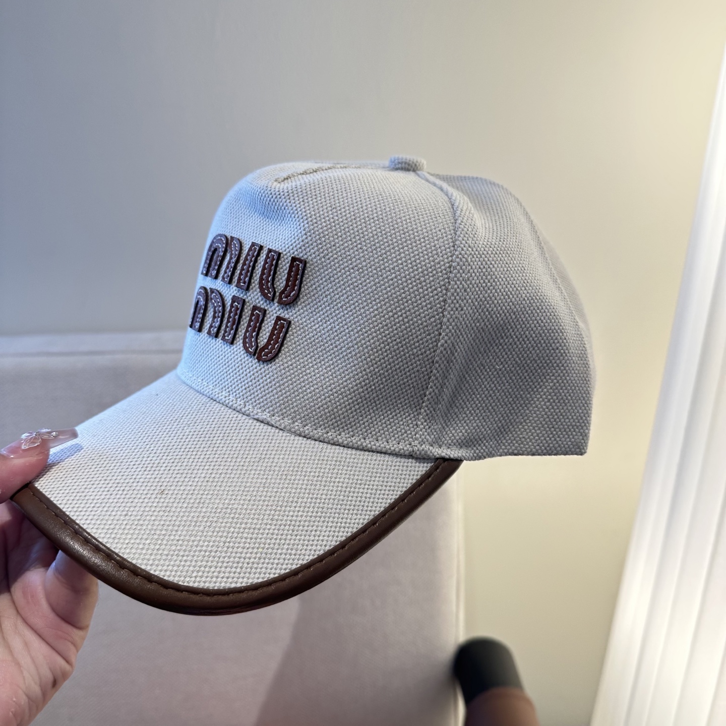 MiuMiu新款棒球帽帽子的版型很好，不管怎么搭配都好看，春夏look配饰😎