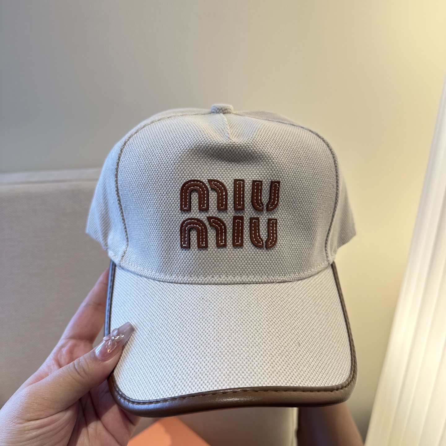 MiuMiu新款棒球帽帽子的版型很好，不管怎么搭配都好看，春夏look配饰😎