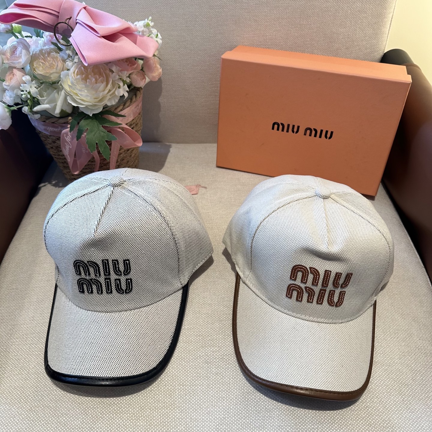 MiuMiu新款棒球帽帽子的版型很好，不管怎么搭配都好看，春夏look配饰😎