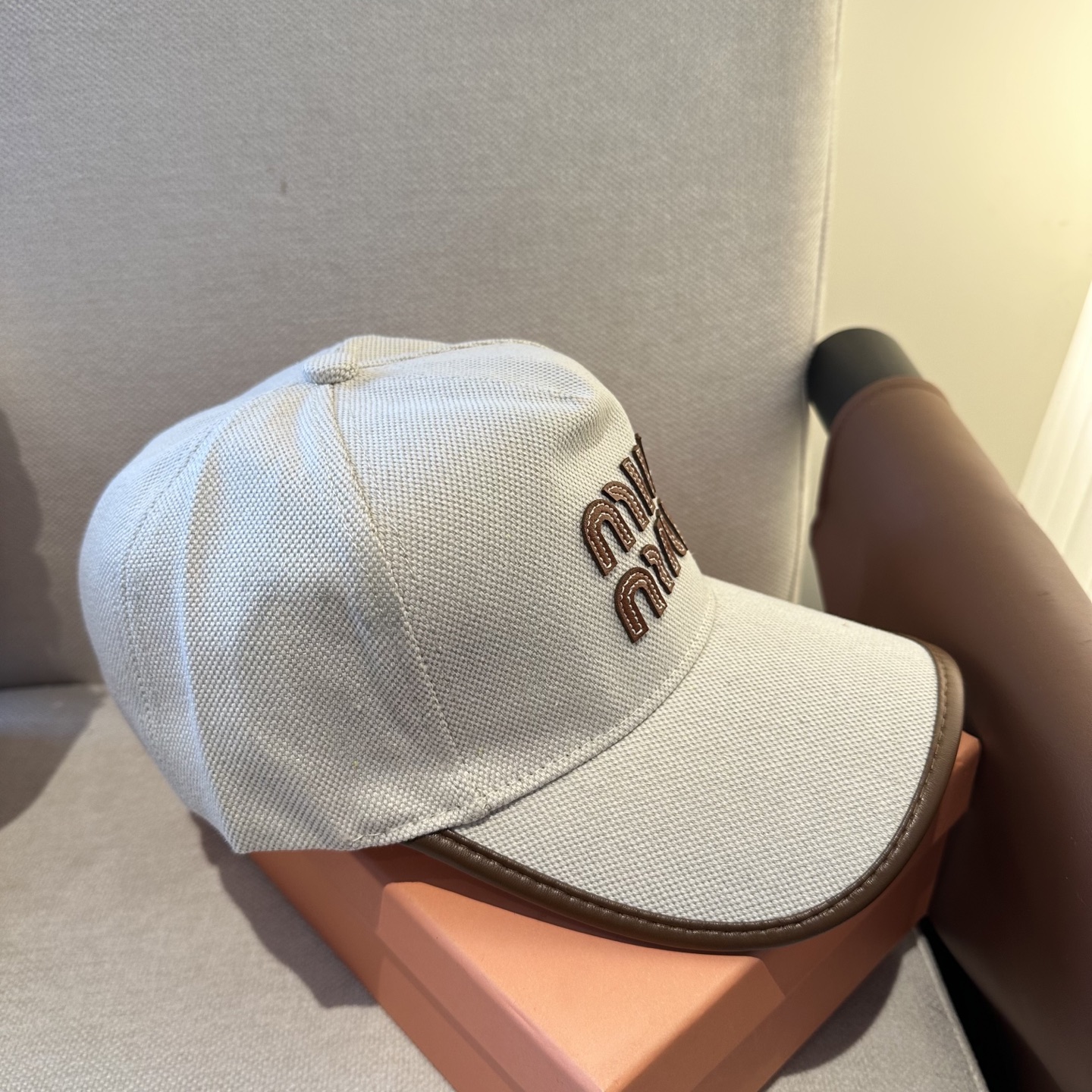 MiuMiu新款棒球帽帽子的版型很好，不管怎么搭配都好看，春夏look配饰😎