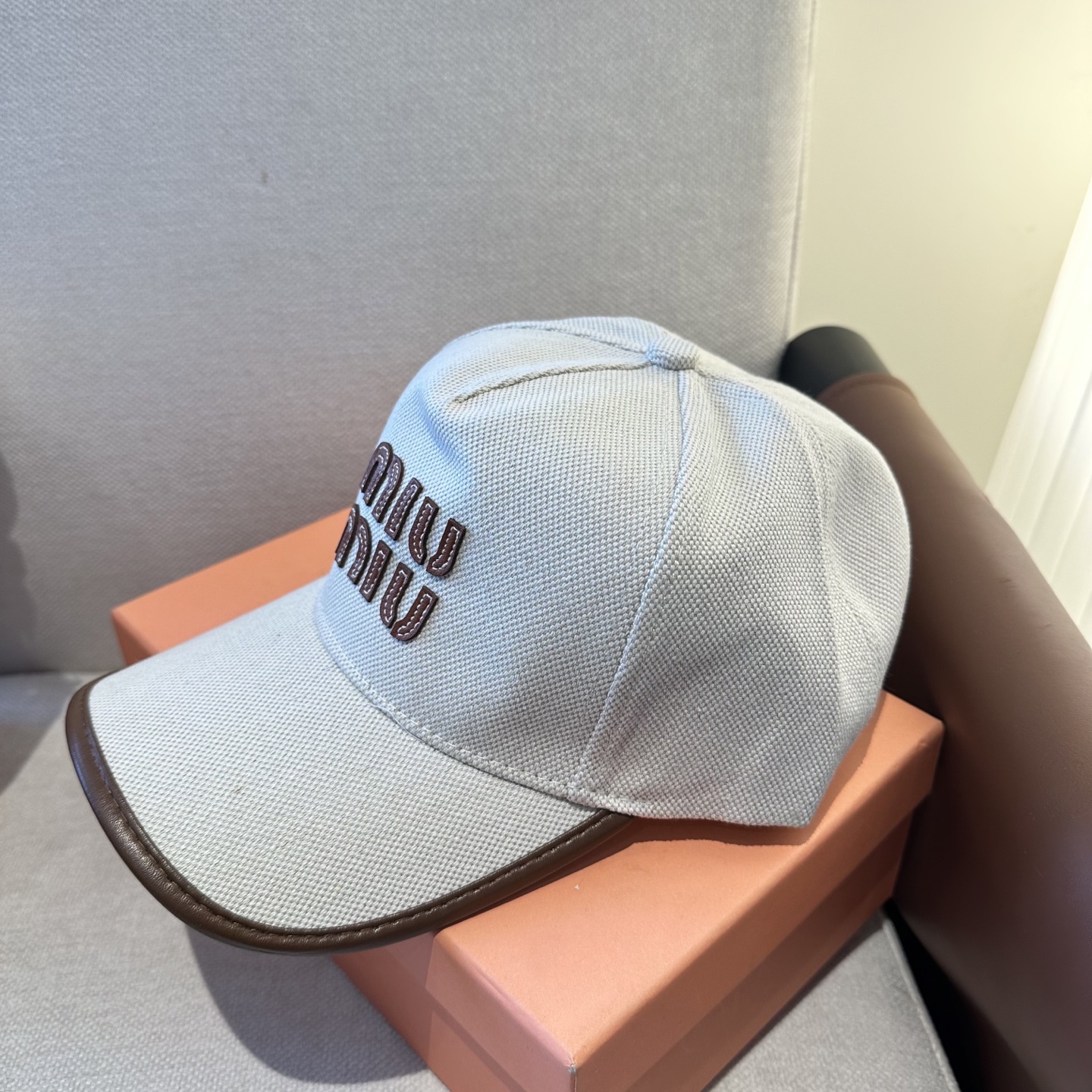 MiuMiu新款棒球帽帽子的版型很好，不管怎么搭配都好看，春夏look配饰😎