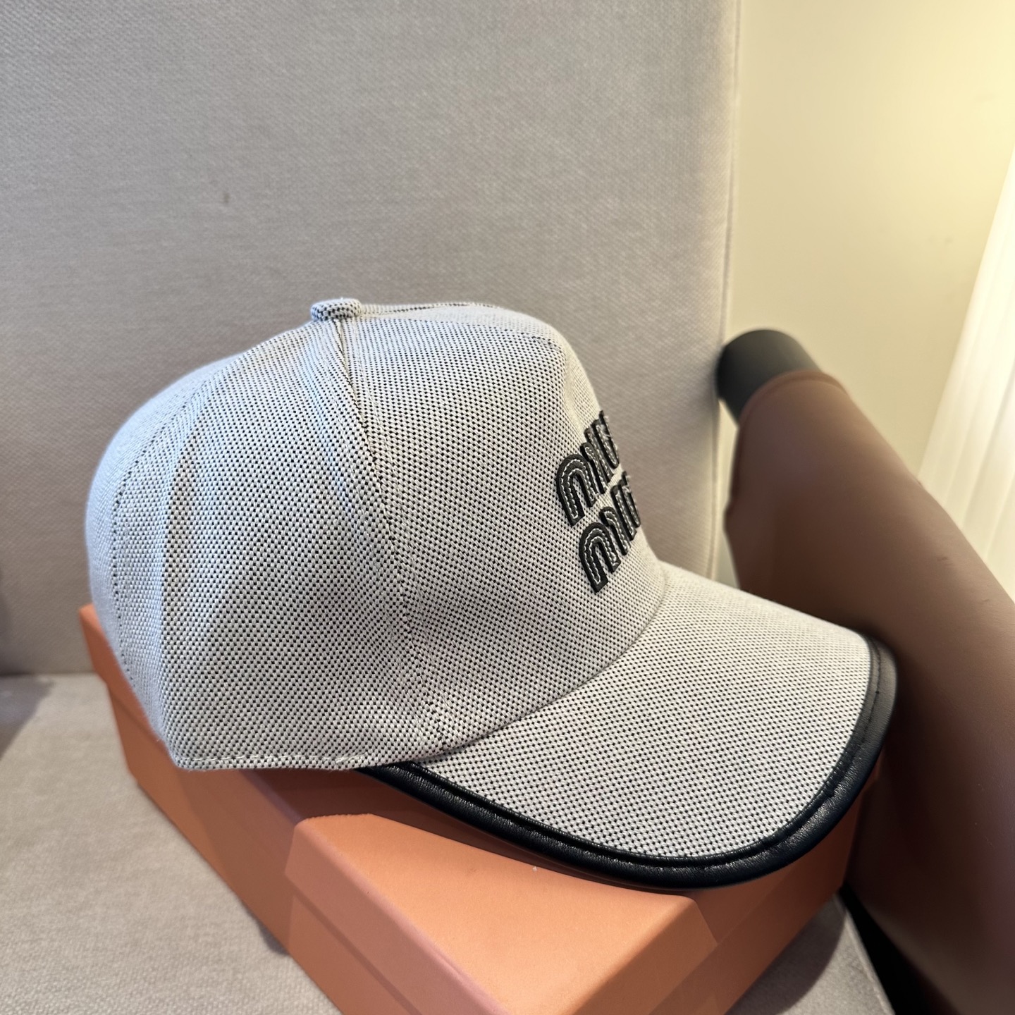 MiuMiu新款棒球帽帽子的版型很好，不管怎么搭配都好看，春夏look配饰😎