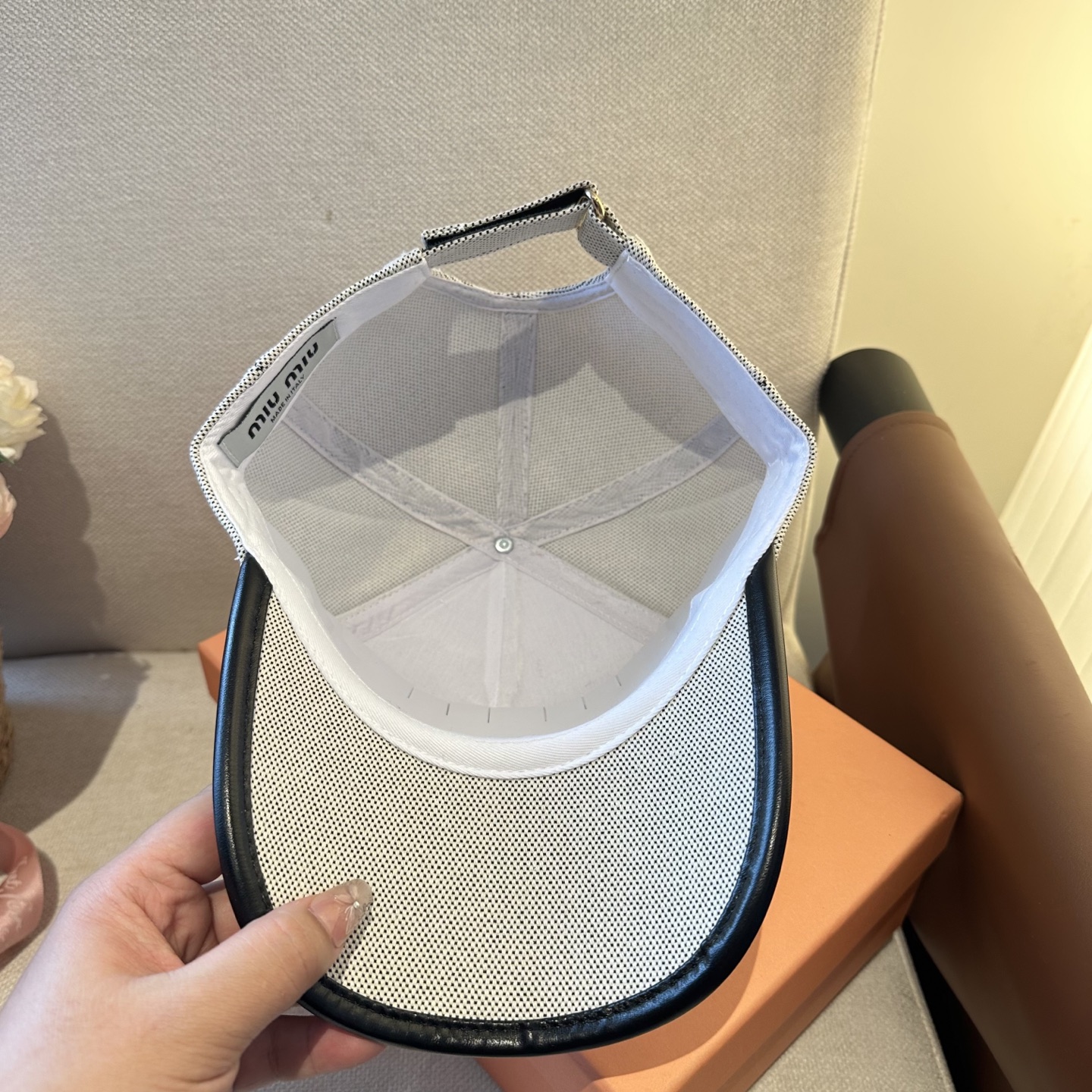 MiuMiu新款棒球帽帽子的版型很好，不管怎么搭配都好看，春夏look配饰😎