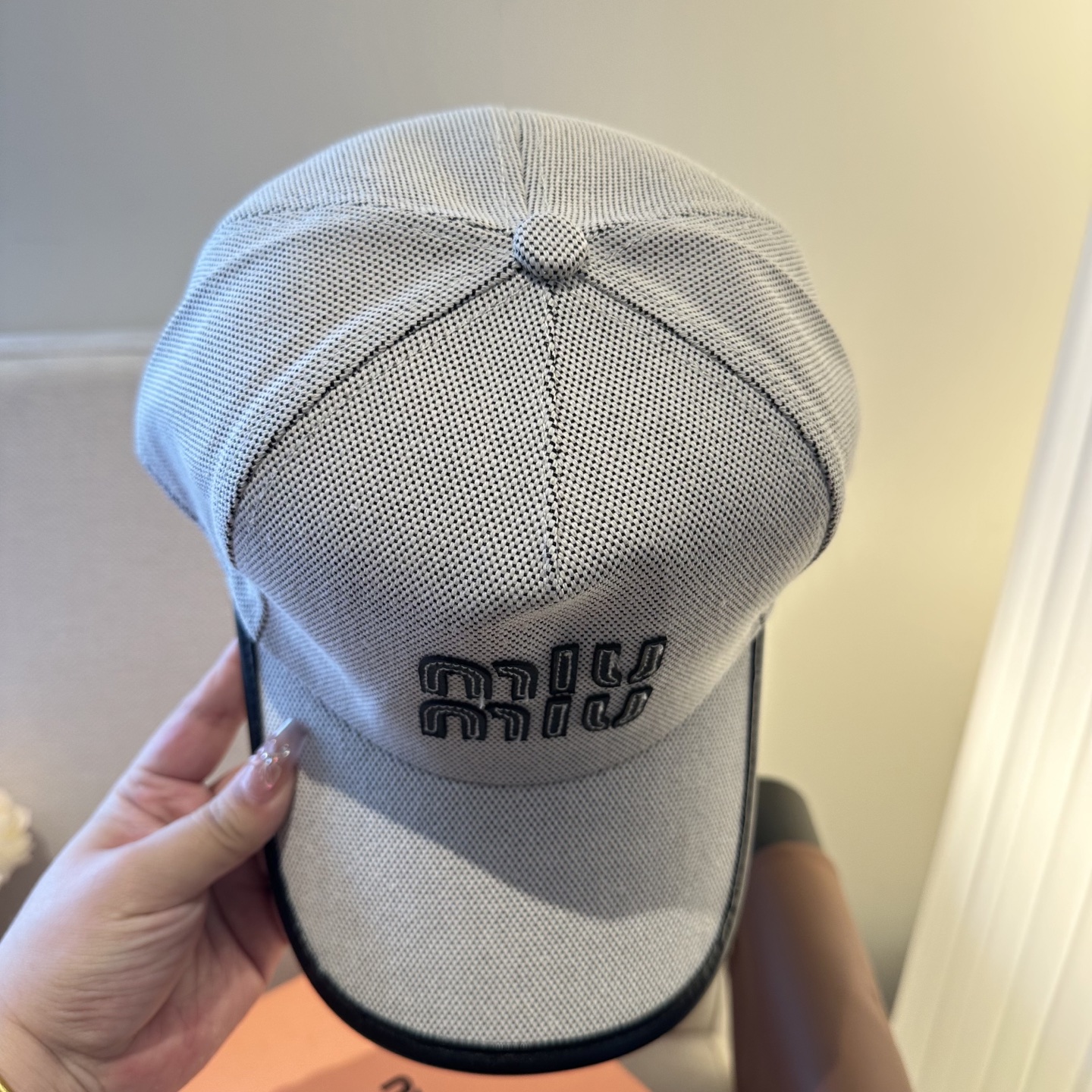 MiuMiu新款棒球帽帽子的版型很好，不管怎么搭配都好看，春夏look配饰😎