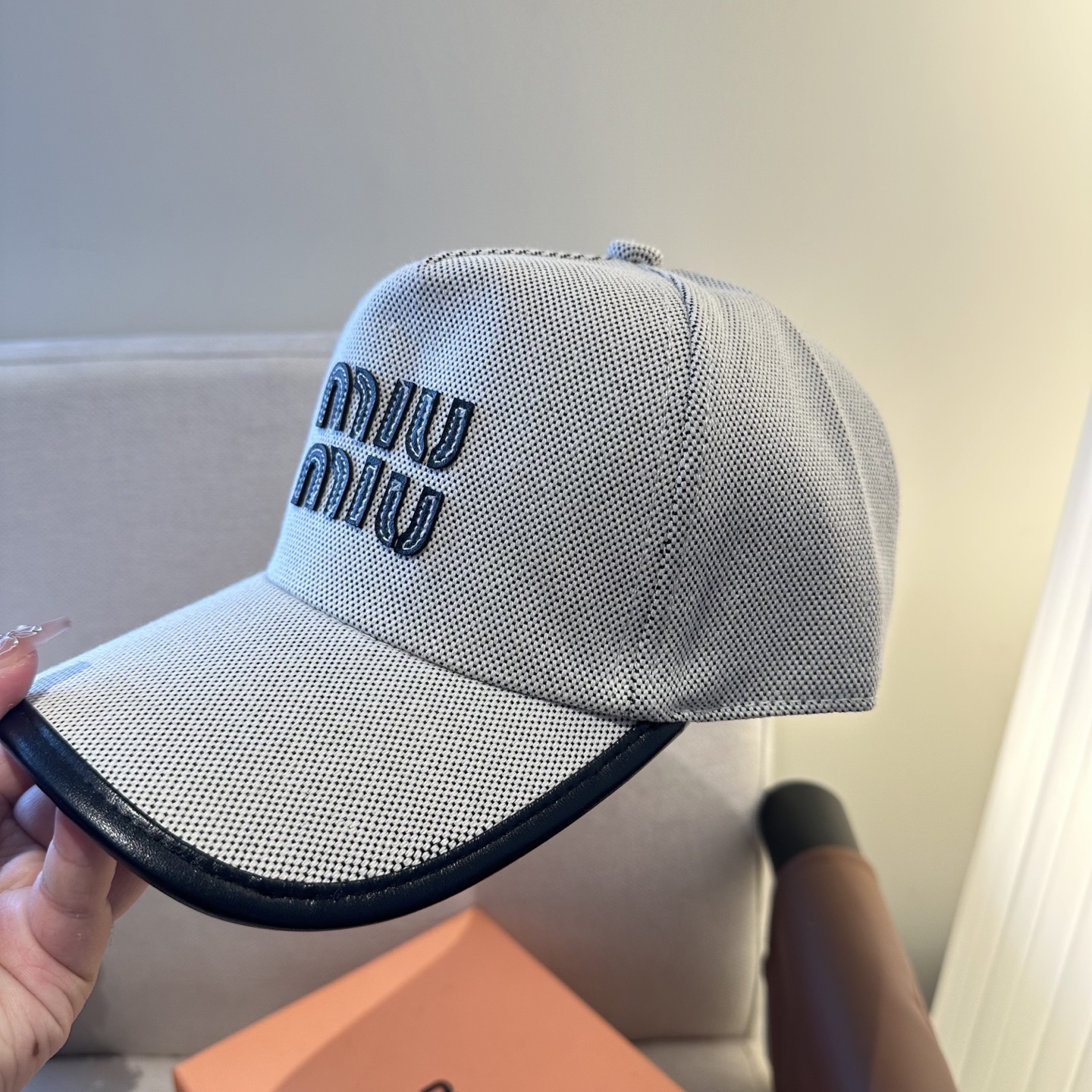 MiuMiu新款棒球帽帽子的版型很好，不管怎么搭配都好看，春夏look配饰😎