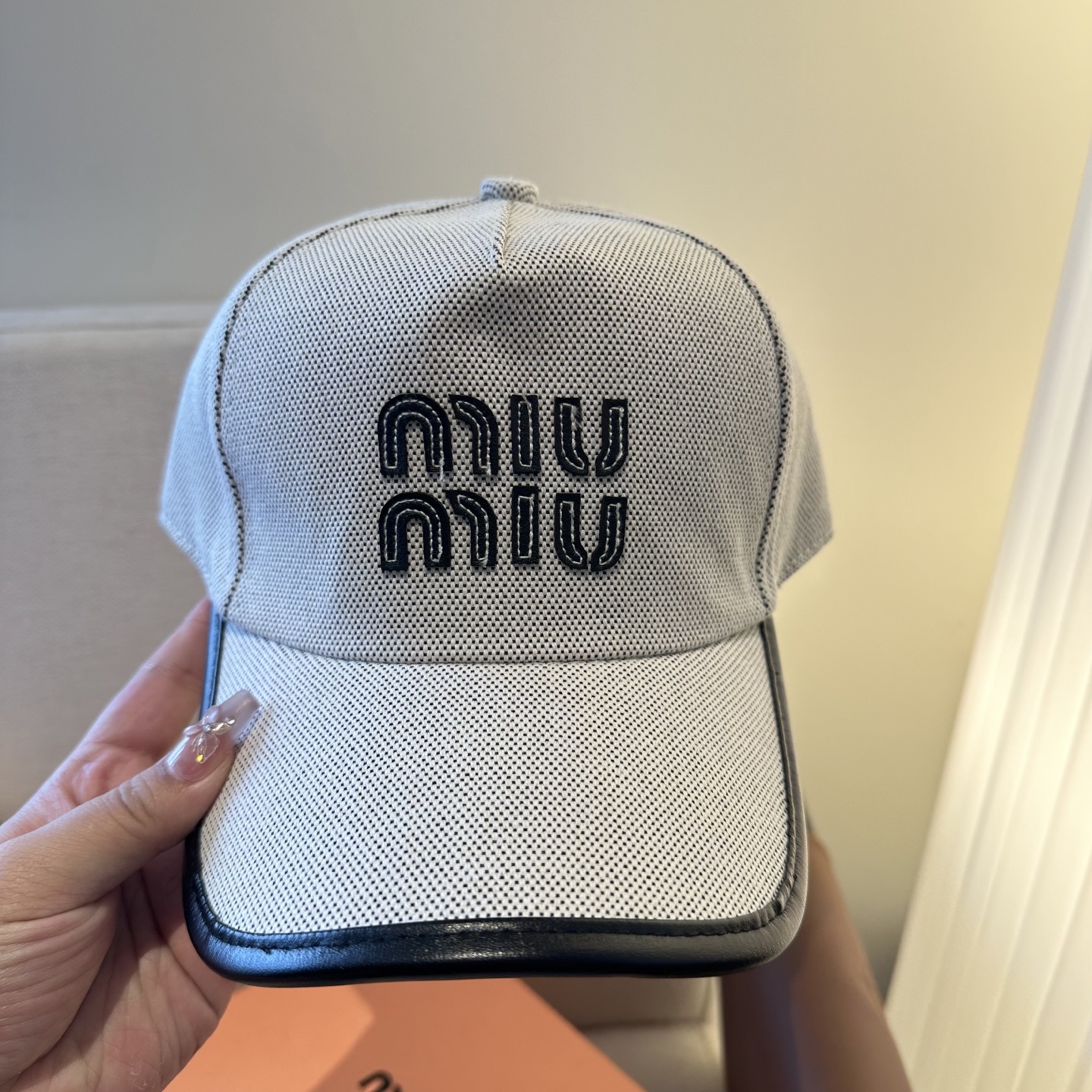 MiuMiu新款棒球帽帽子的版型很好，不管怎么搭配都好看，春夏look配饰😎