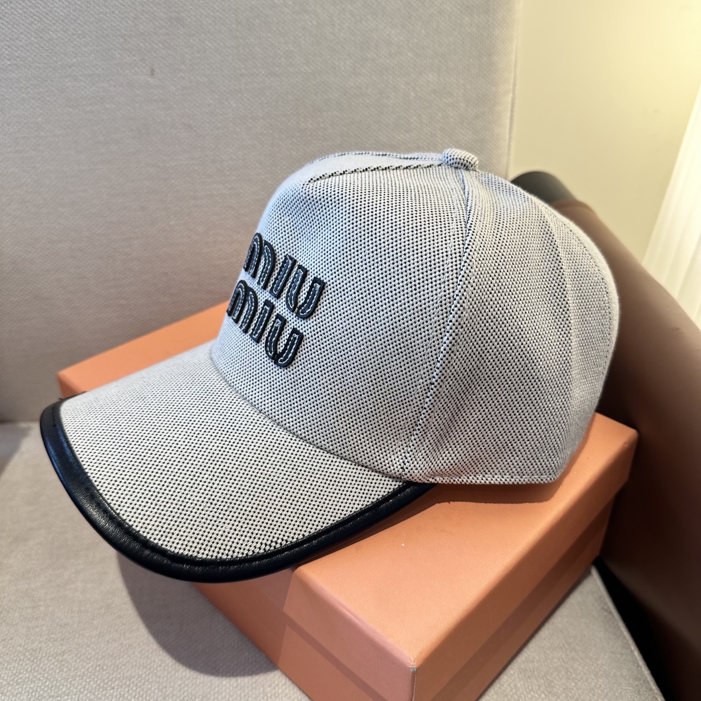 MiuMiu新款棒球帽帽子的版型很好，不管怎么搭配都好看，春夏look配饰😎