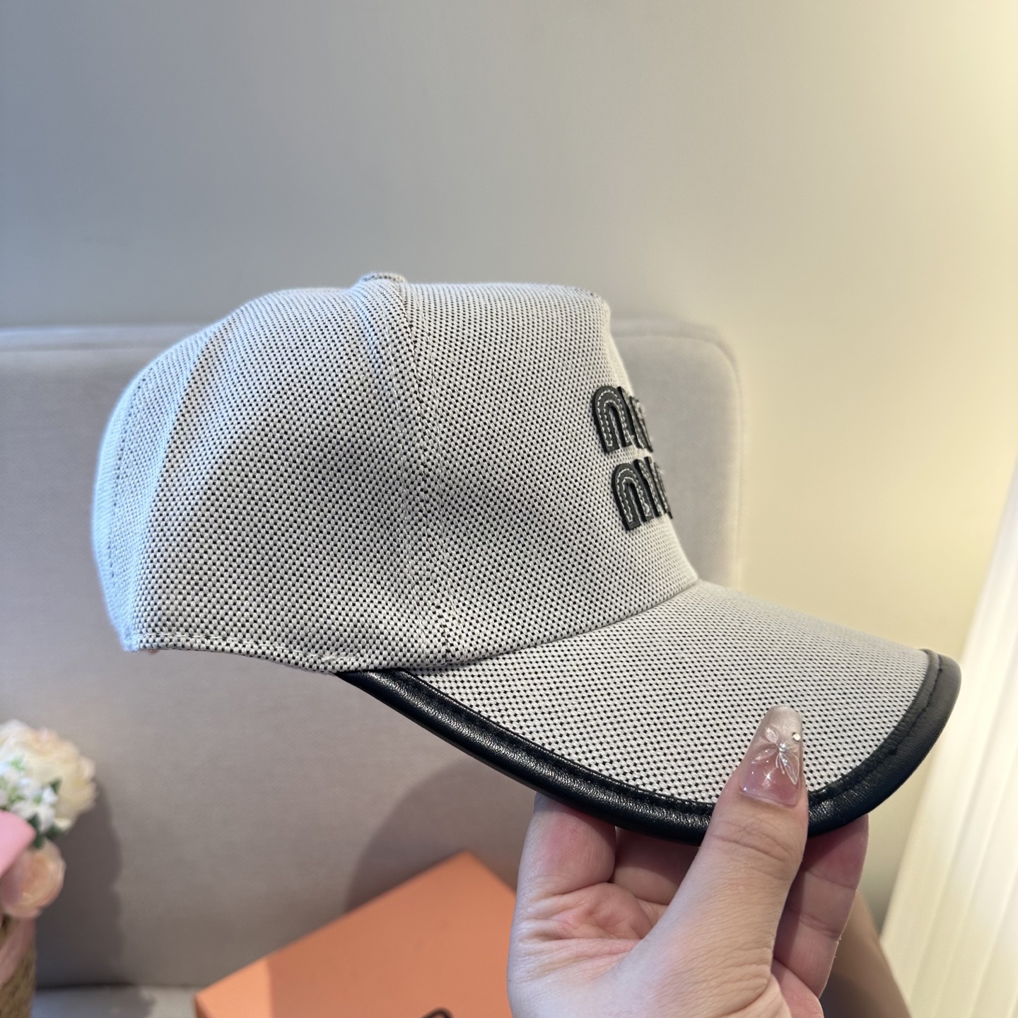 MiuMiu新款棒球帽帽子的版型很好，不管怎么搭配都好看，春夏look配饰😎