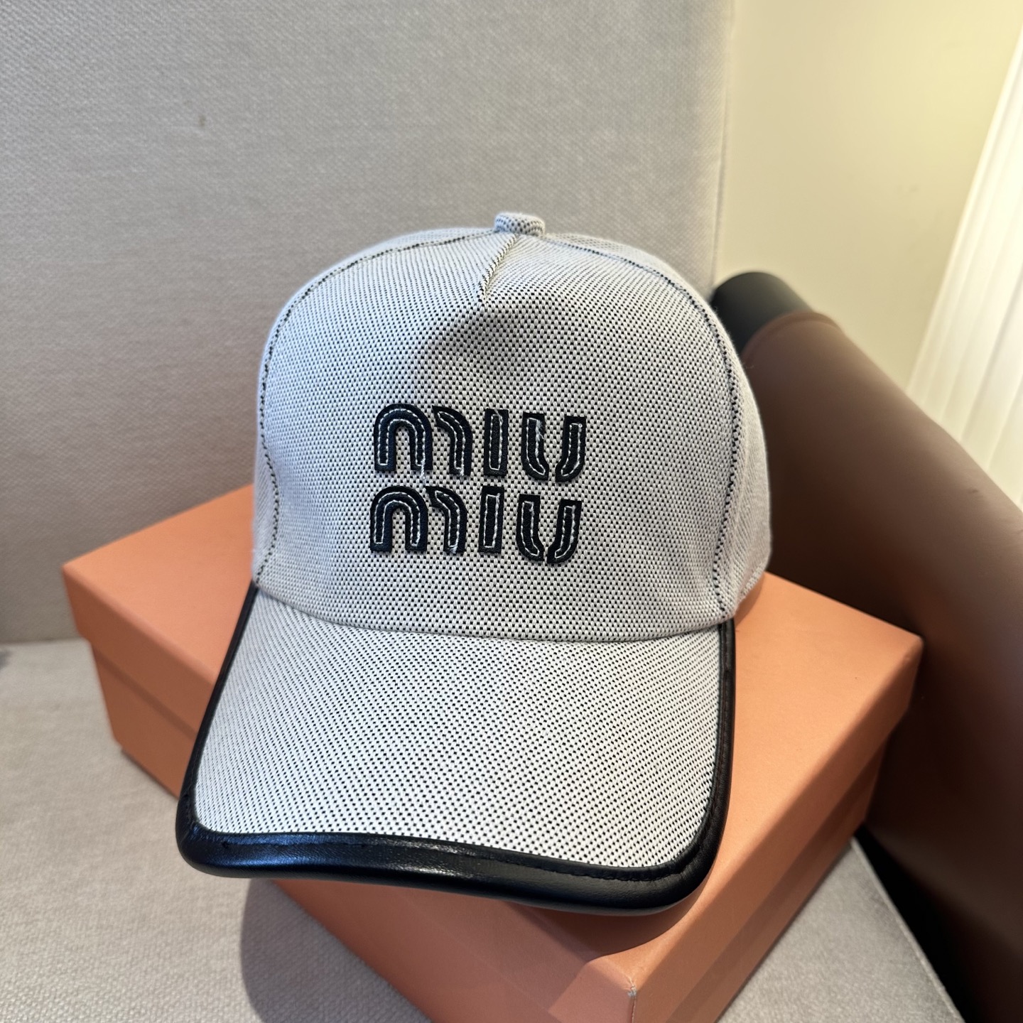 MiuMiu新款棒球帽帽子的版型很好，不管怎么搭配都好看，春夏look配饰😎