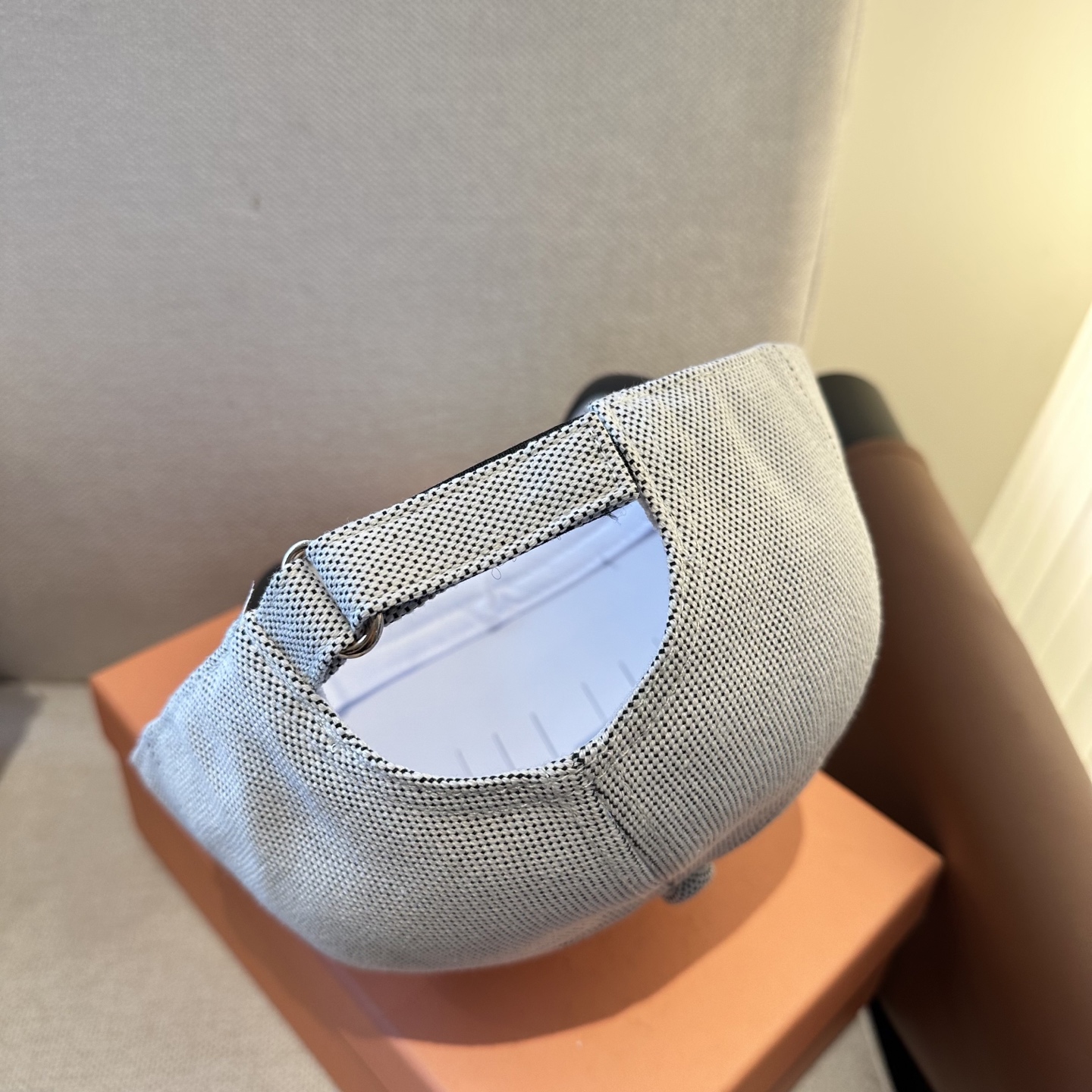 MiuMiu新款棒球帽帽子的版型很好，不管怎么搭配都好看，春夏look配饰😎