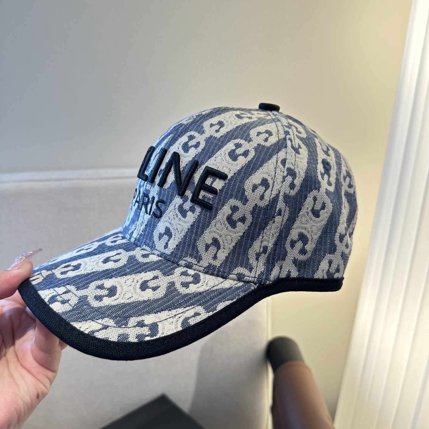 爆款CELINE（赛琳）简约明星同款最新棒球帽，时尚潮流，高端做工！每一个帽子都是用心之作！非一般的品质