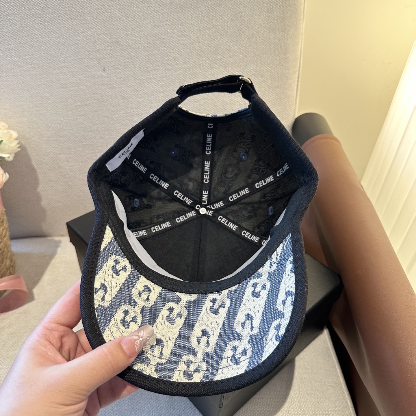 爆款CELINE（赛琳）简约明星同款最新棒球帽，时尚潮流，高端做工！每一个帽子都是用心之作！非一般的品质