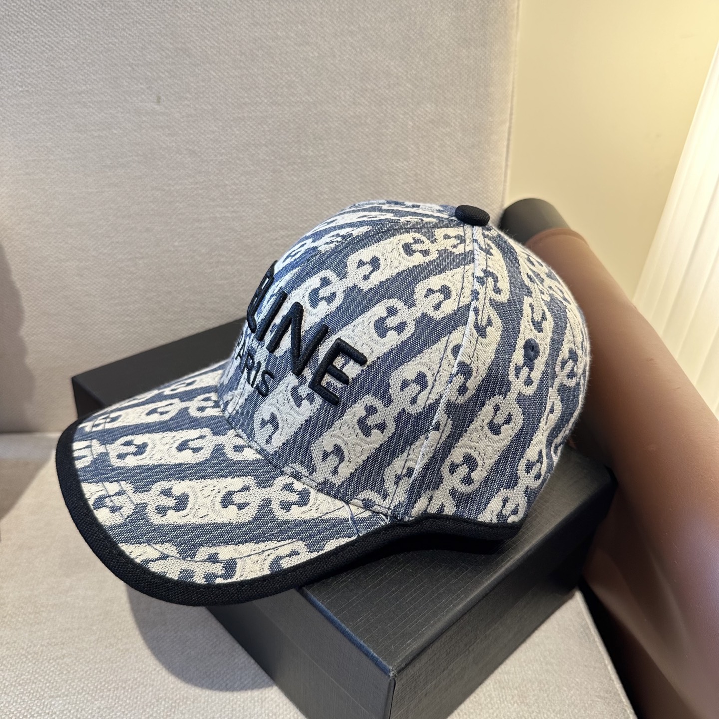 爆款CELINE（赛琳）简约明星同款最新棒球帽，时尚潮流，高端做工！每一个帽子都是用心之作！非一般的品质