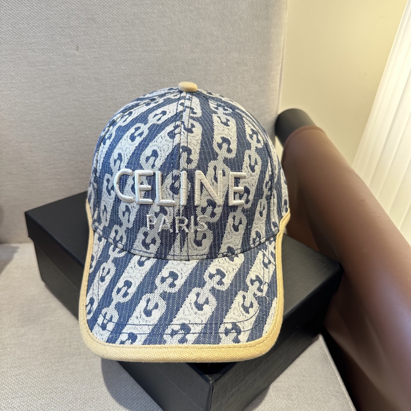 爆款CELINE（赛琳）简约明星同款最新棒球帽，时尚潮流，高端做工！每一个帽子都是用心之作！非一般的品质