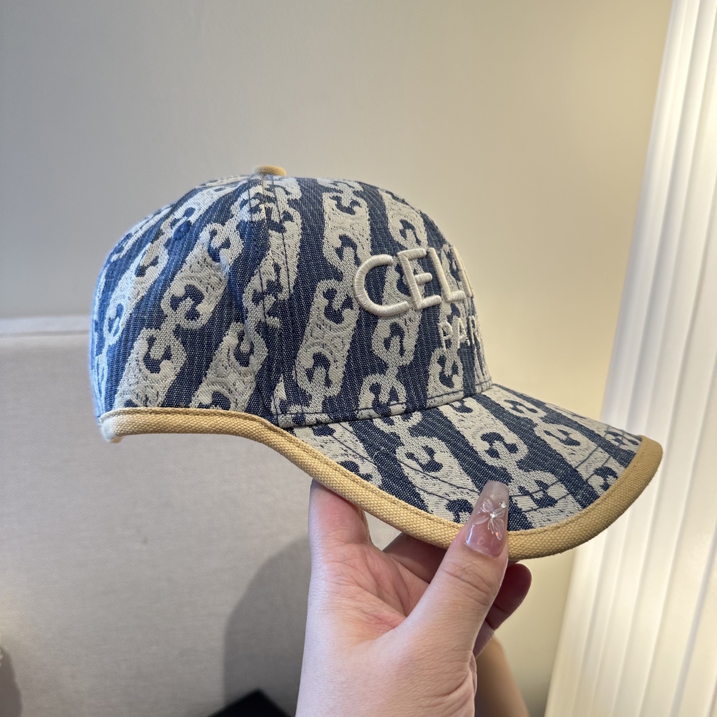 爆款CELINE（赛琳）简约明星同款最新棒球帽，时尚潮流，高端做工！每一个帽子都是用心之作！非一般的品质