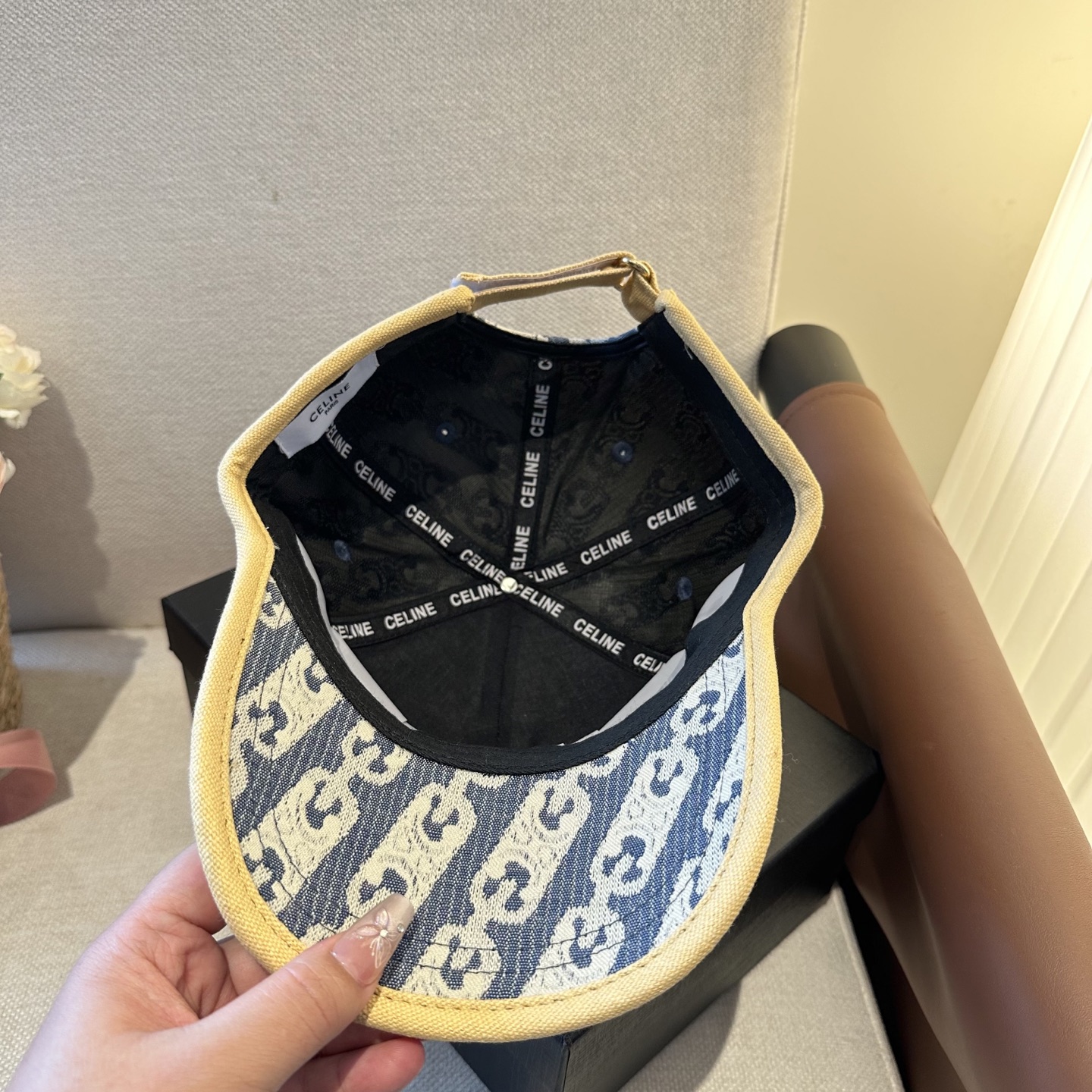 爆款CELINE（赛琳）简约明星同款最新棒球帽，时尚潮流，高端做工！每一个帽子都是用心之作！非一般的品质