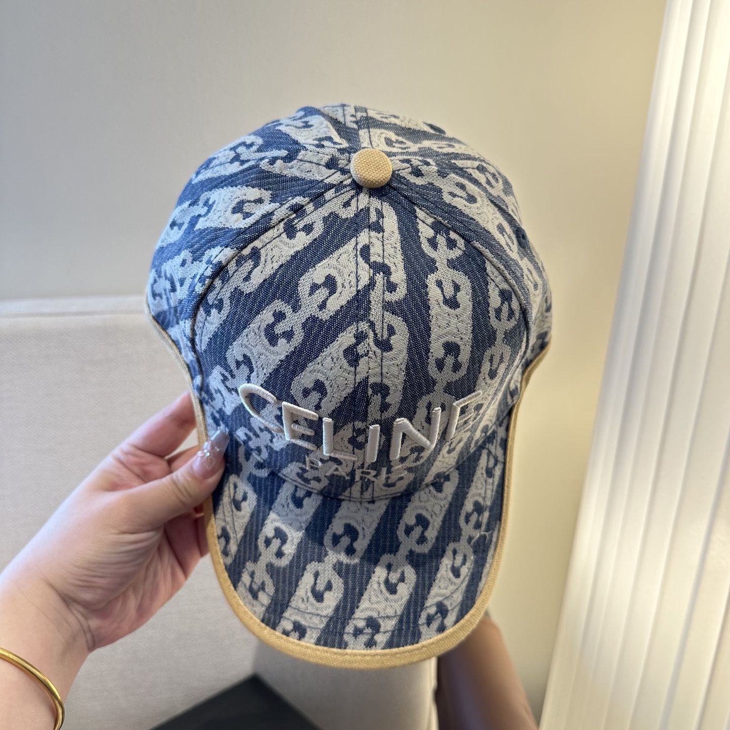 爆款CELINE（赛琳）简约明星同款最新棒球帽，时尚潮流，高端做工！每一个帽子都是用心之作！非一般的品质