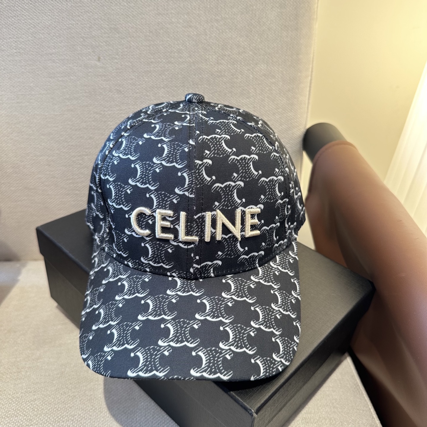 爆款CELINE（赛琳）简约明星同款最新棒球帽，时尚潮流，高端做工！每一个帽子都是用心之作！非一般的品质